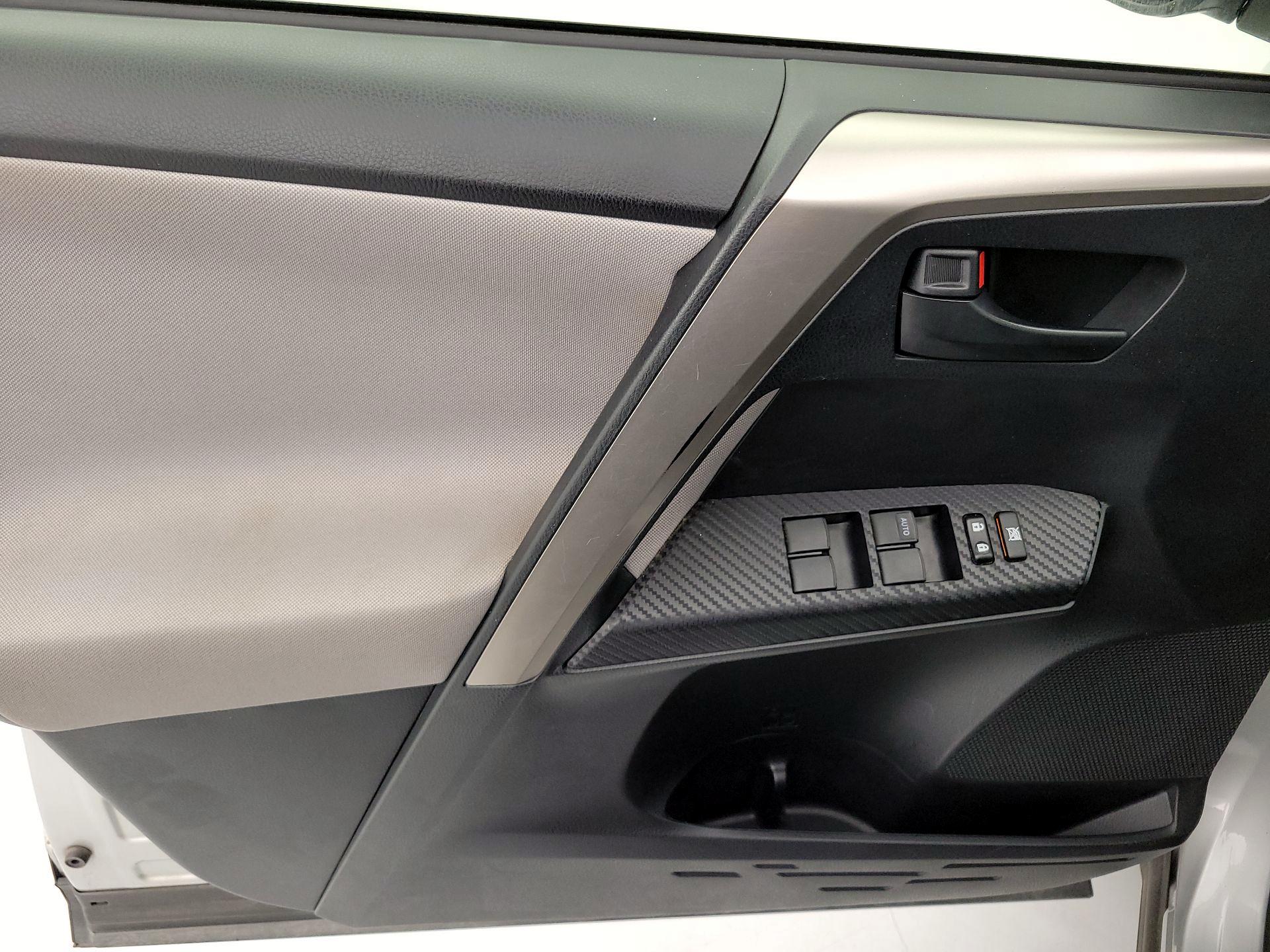 Thumbnail: 2015 Toyota RAV4 - 12