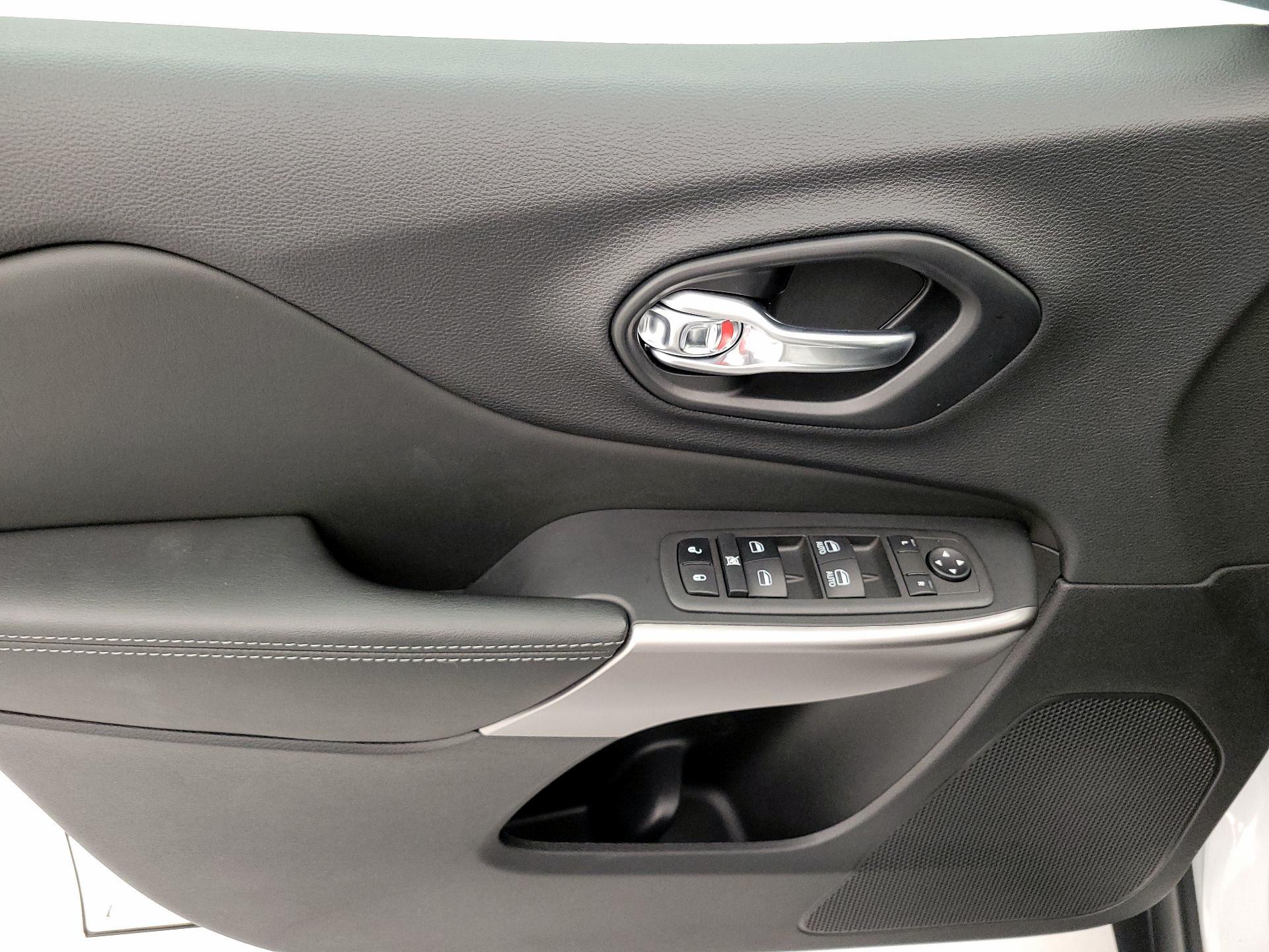 Thumbnail: 2022 Jeep Cherokee - 12