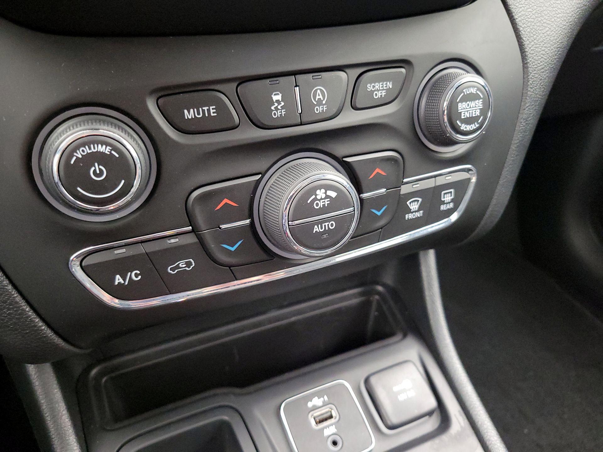 Thumbnail: 2022 Jeep Cherokee - 16