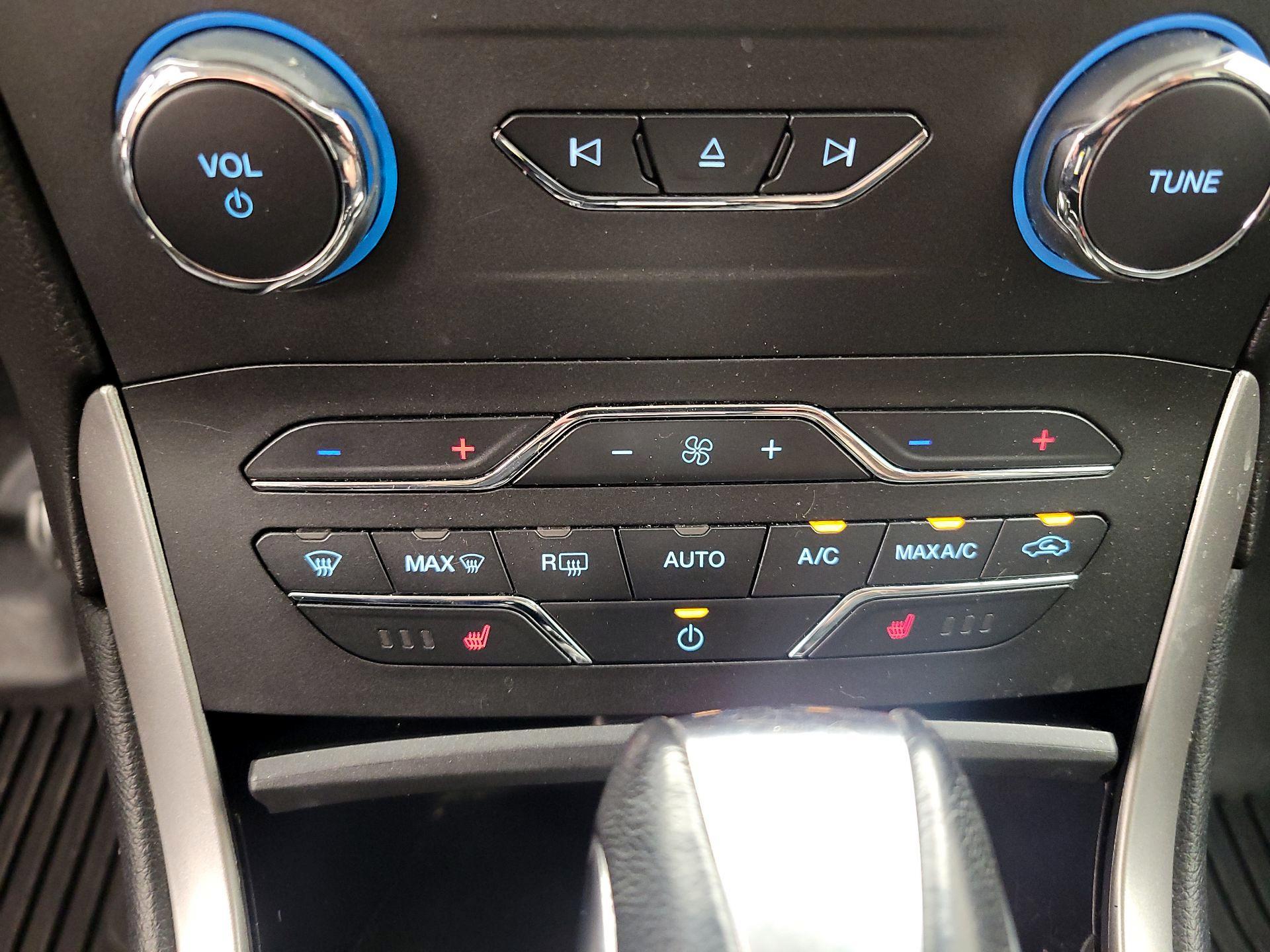 Thumbnail: 2016 Ford Edge - 17
