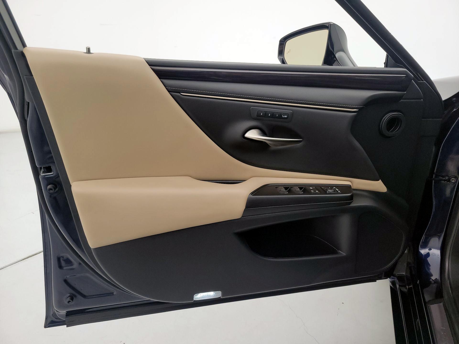 Thumbnail: 2021 Lexus ES - 12