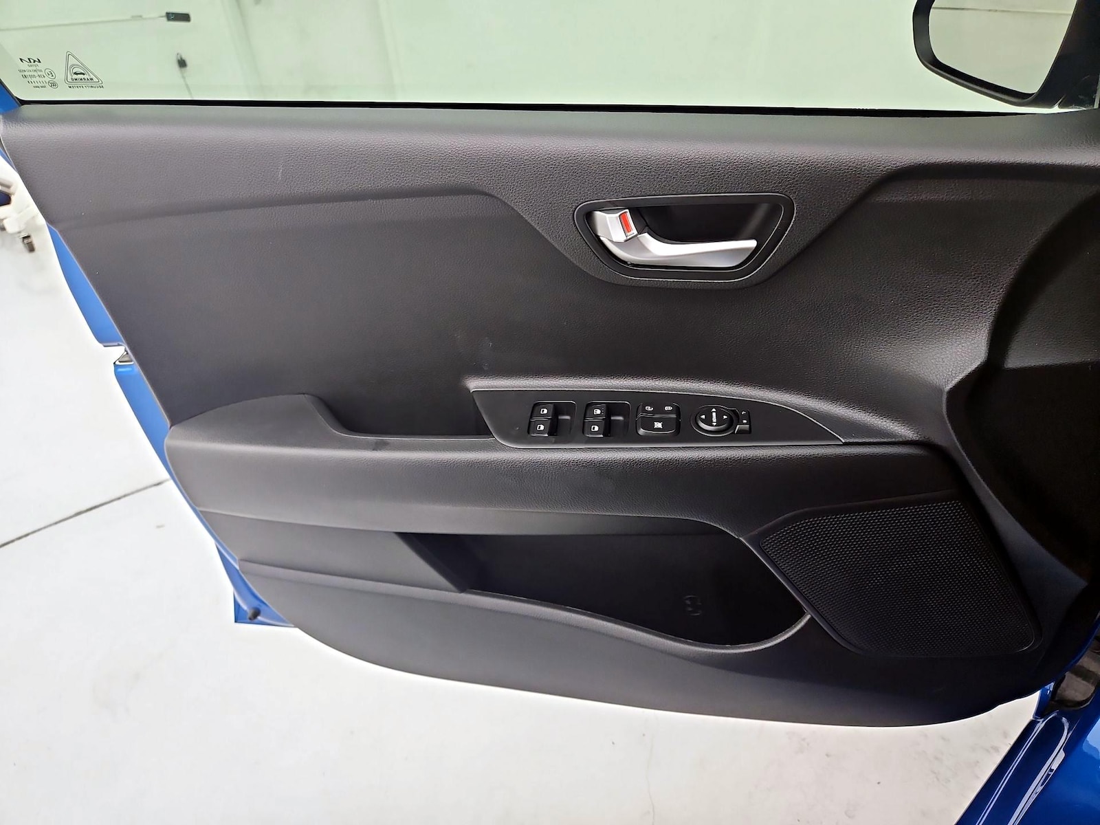 2023 Kia Rio 5-Door S - Photo 13