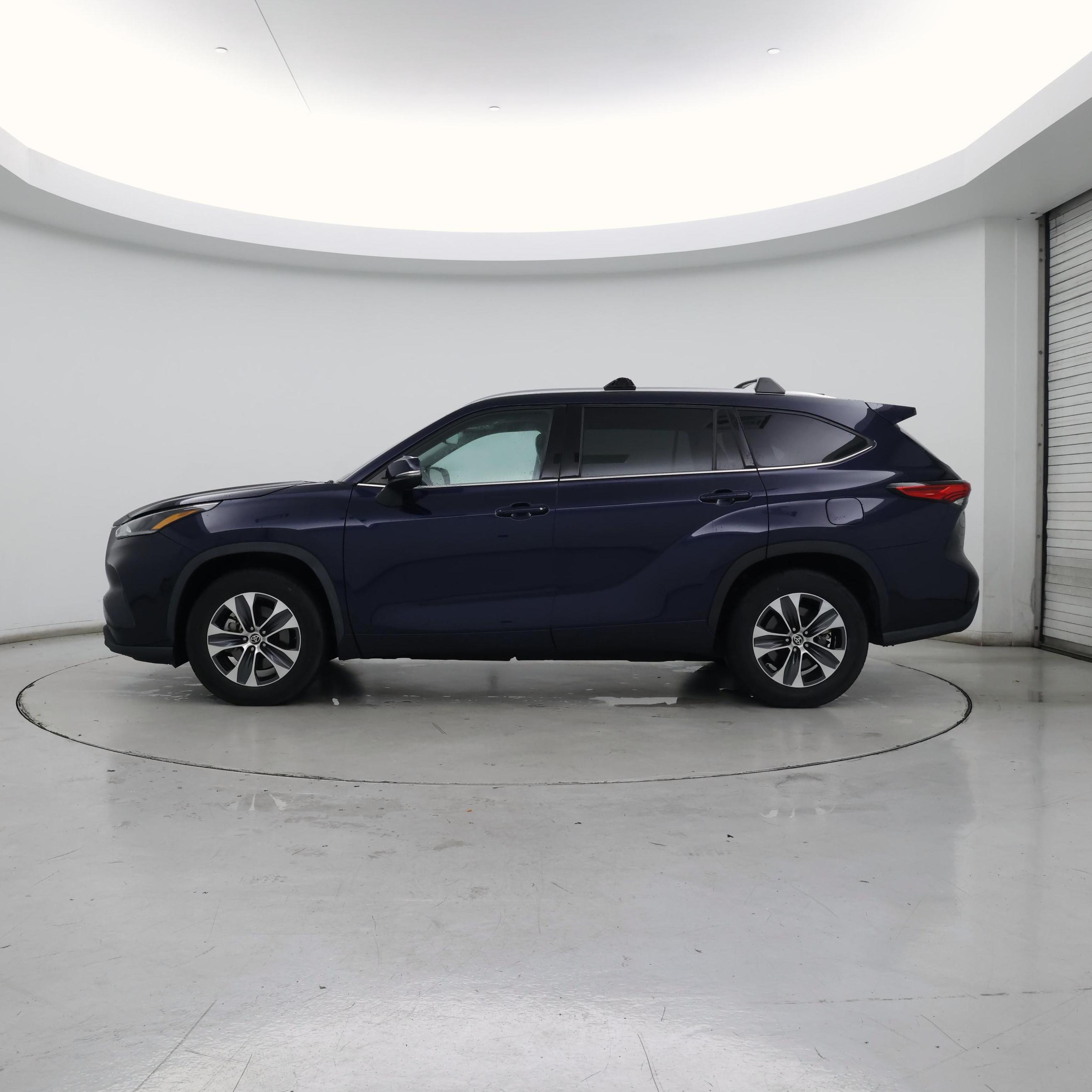 Thumbnail: 2021 Toyota Highlander - 3