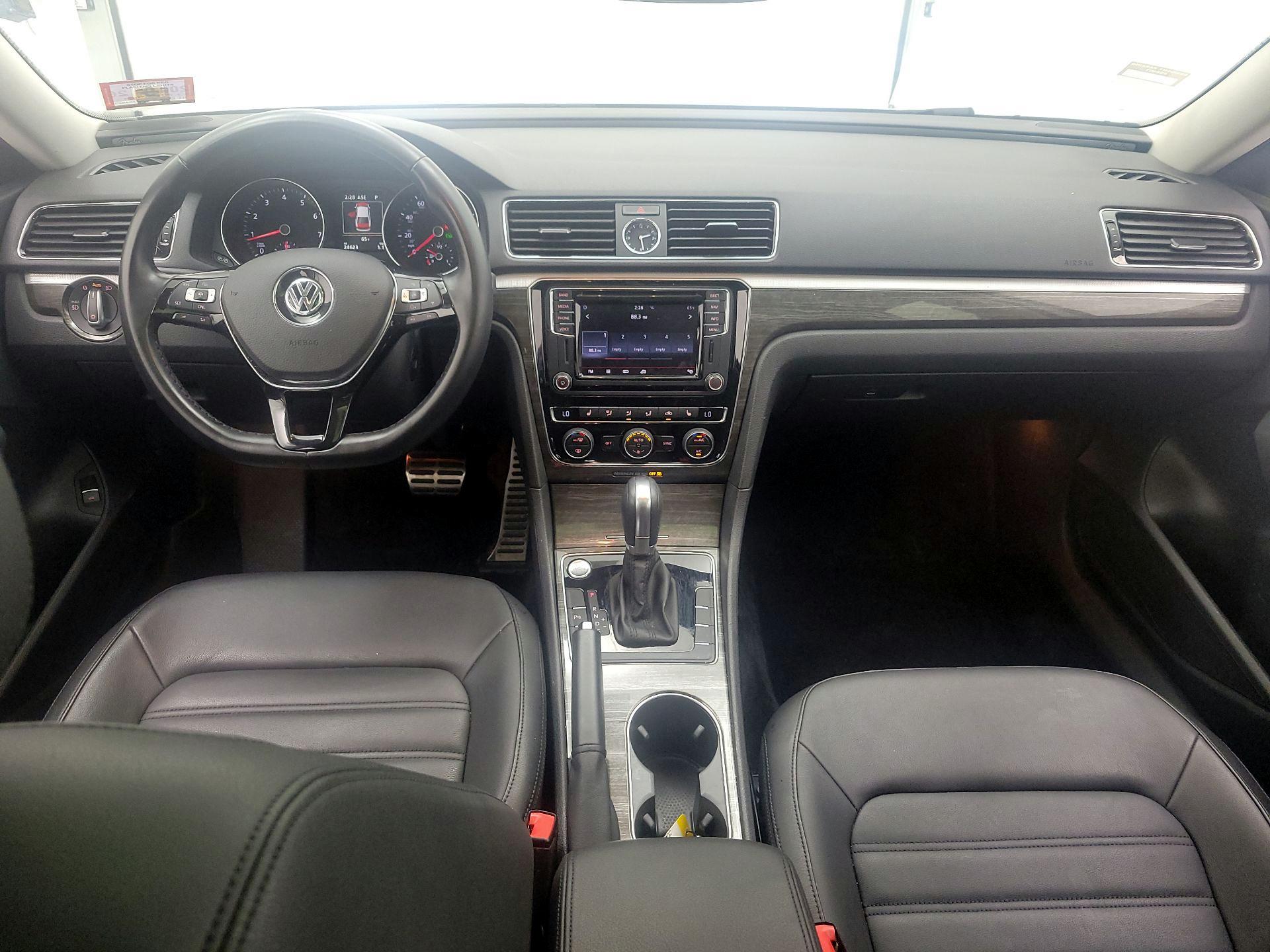 Thumbnail: 2017 Volkswagen Passat - 9