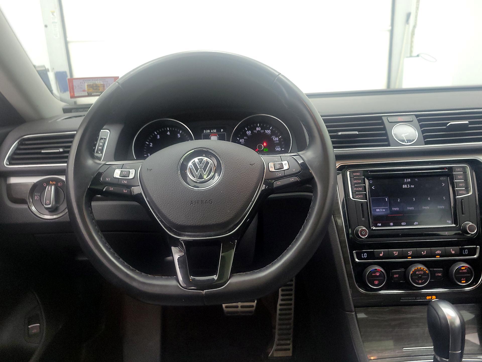 Thumbnail: 2017 Volkswagen Passat - 10