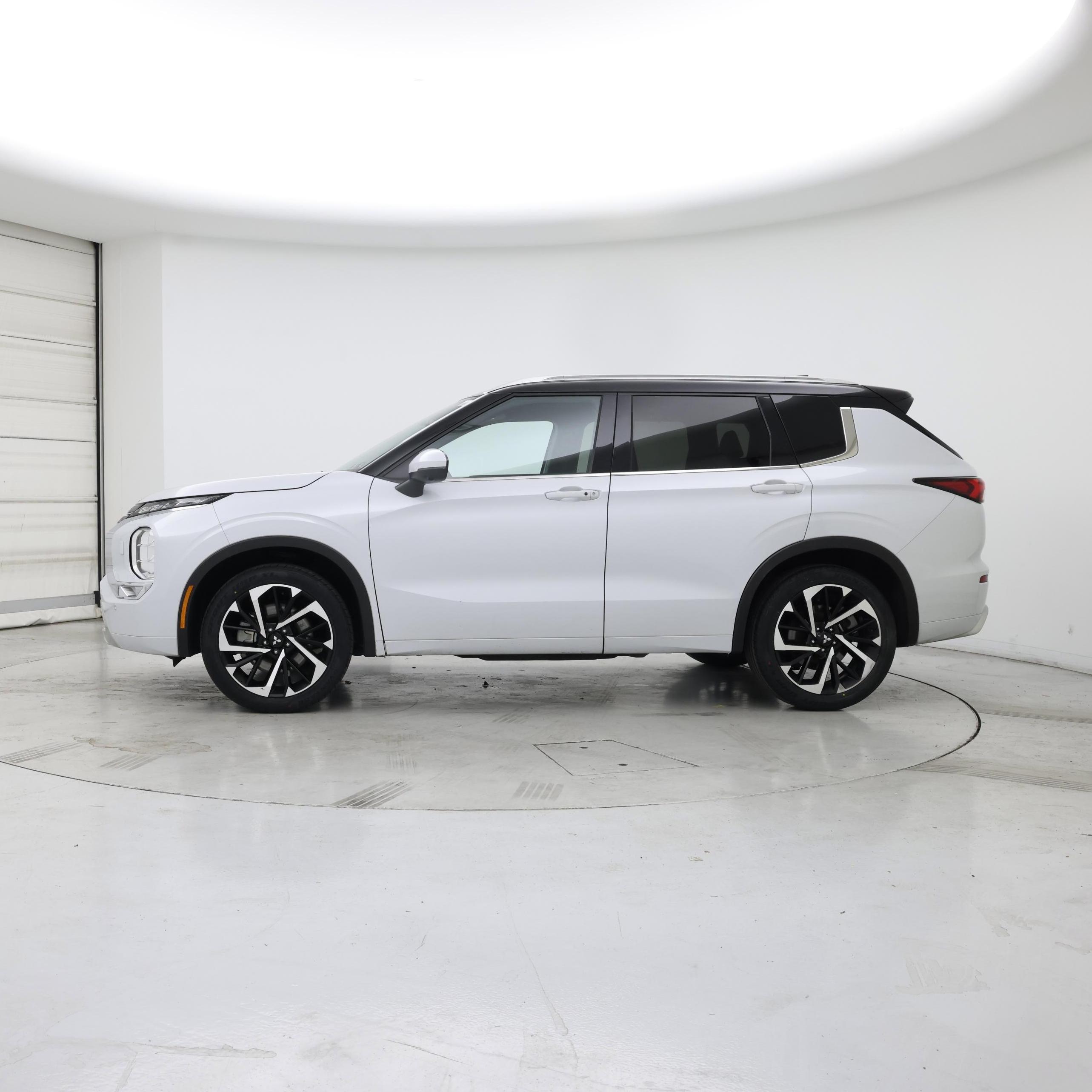 Thumbnail: 2024 Mitsubishi Outlander - 3
