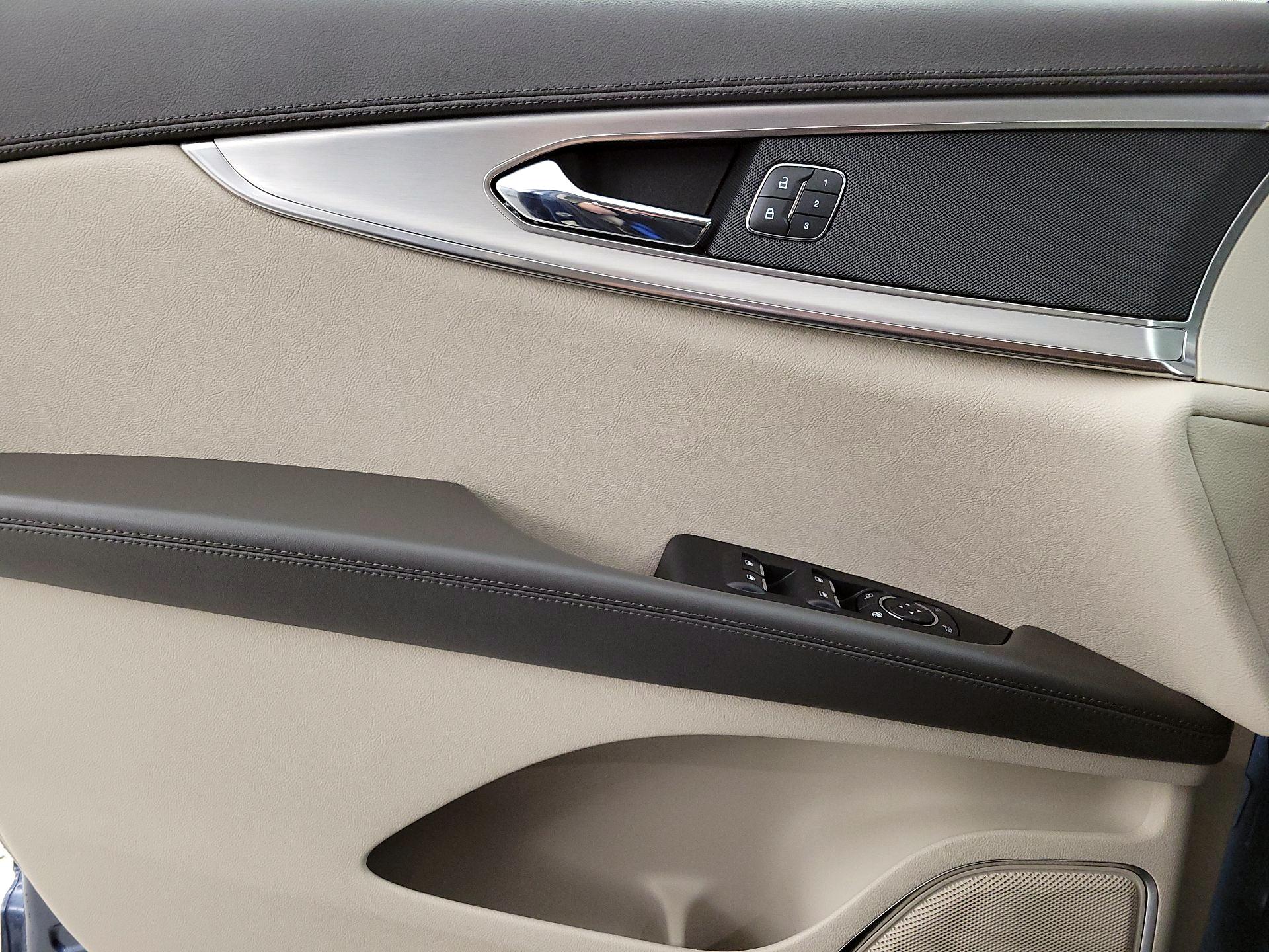 Thumbnail: 2019 Lincoln Nautilus - 12