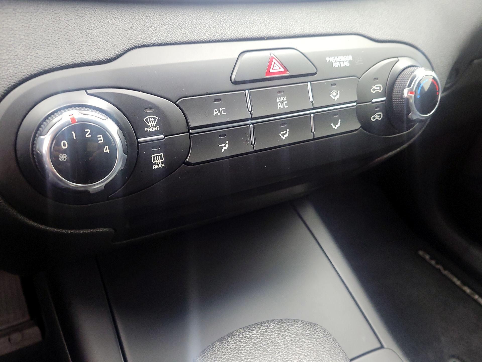 Thumbnail: 2019 Kia Sorento - 16