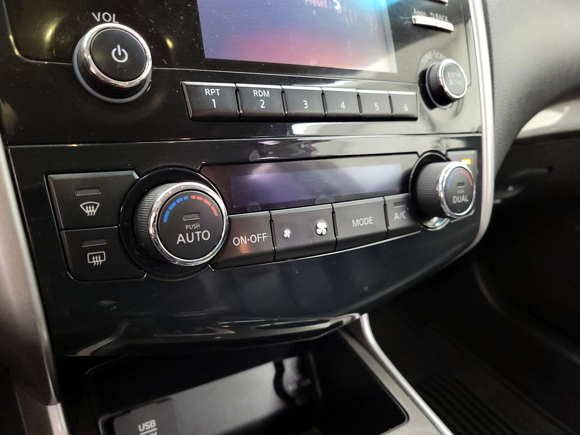 Thumbnail: 2015 Nissan Altima - 16