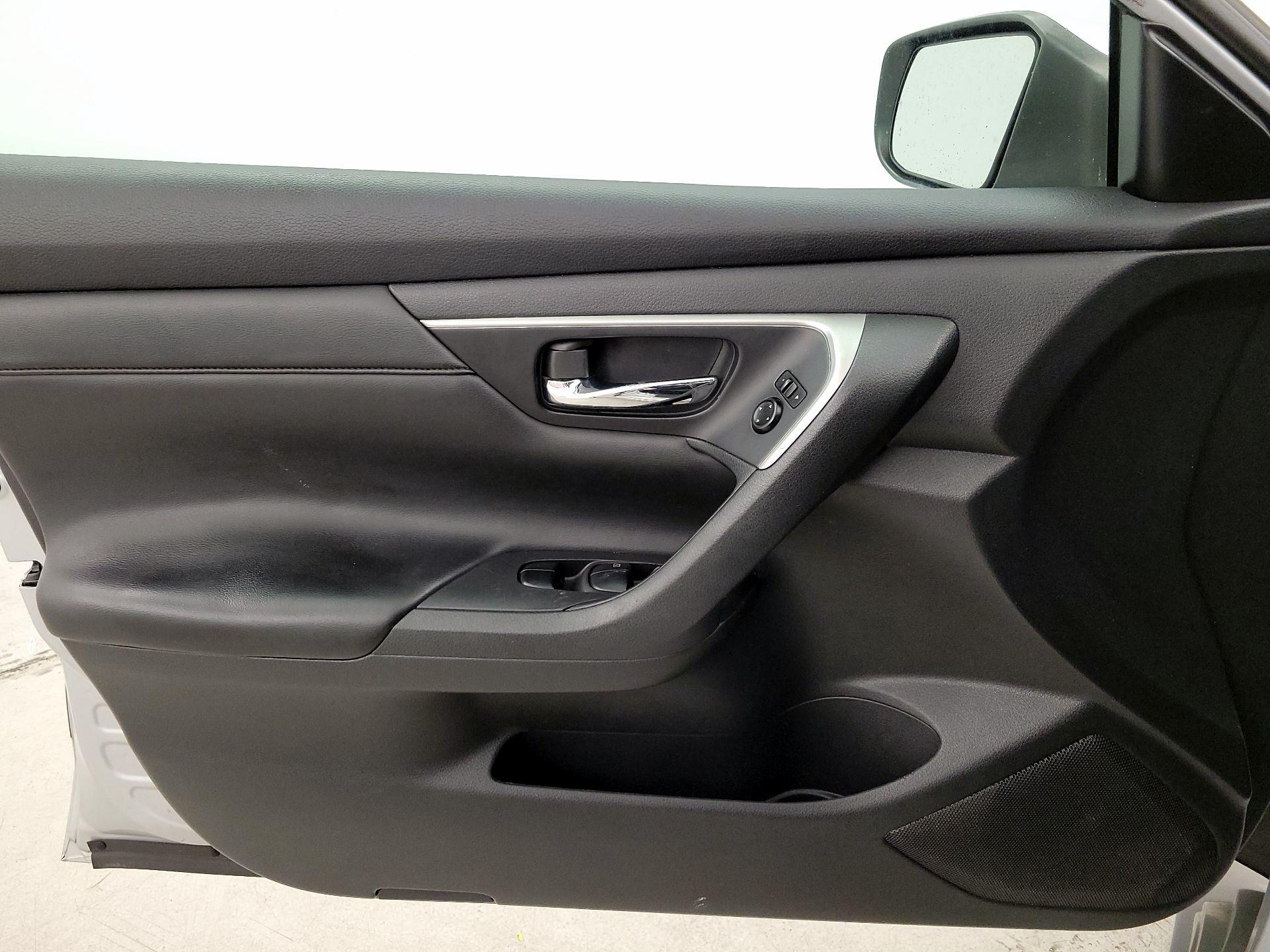 Thumbnail: 2015 Nissan Altima - 12