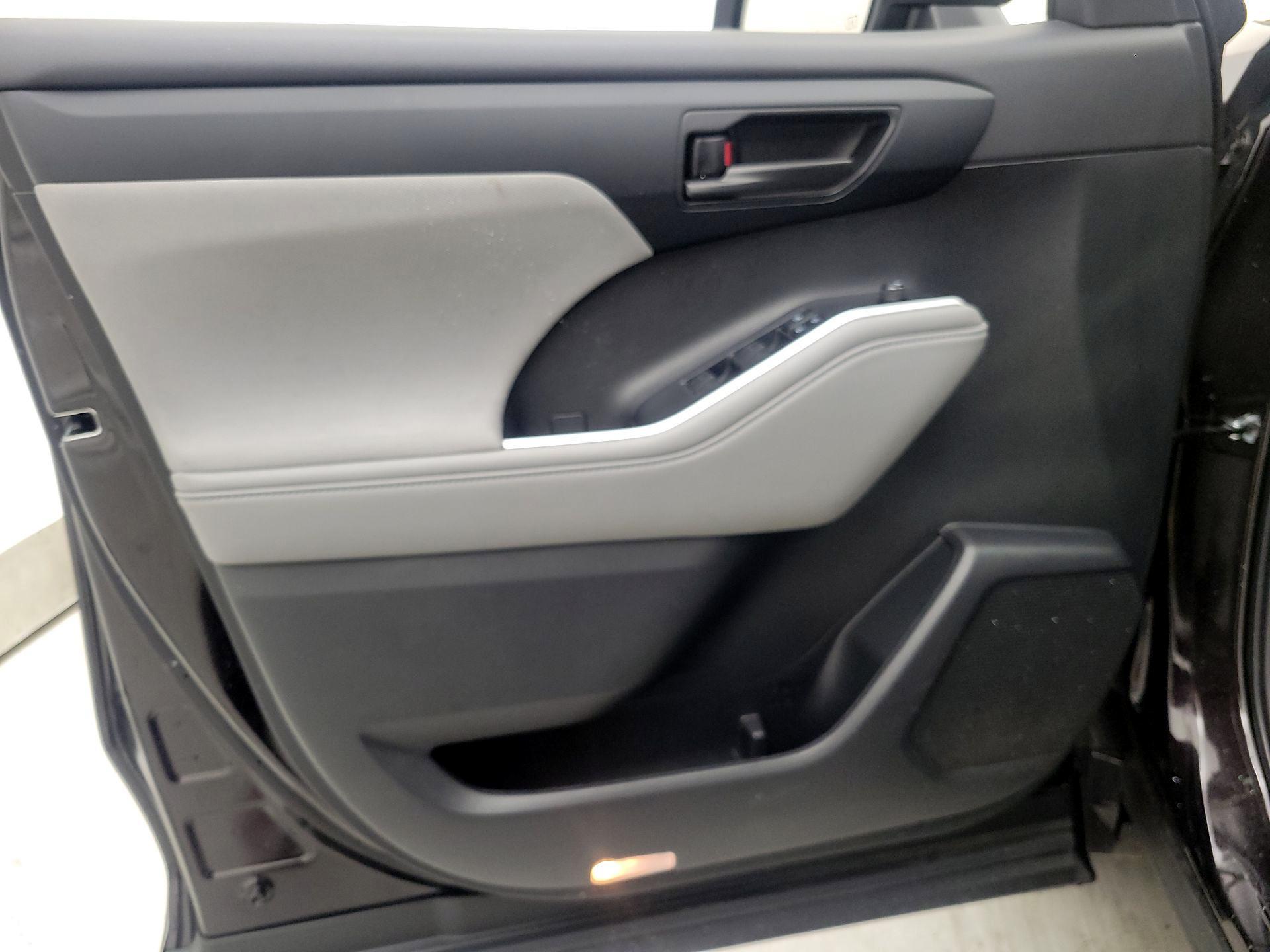 Thumbnail: 2022 Toyota Highlander - 12