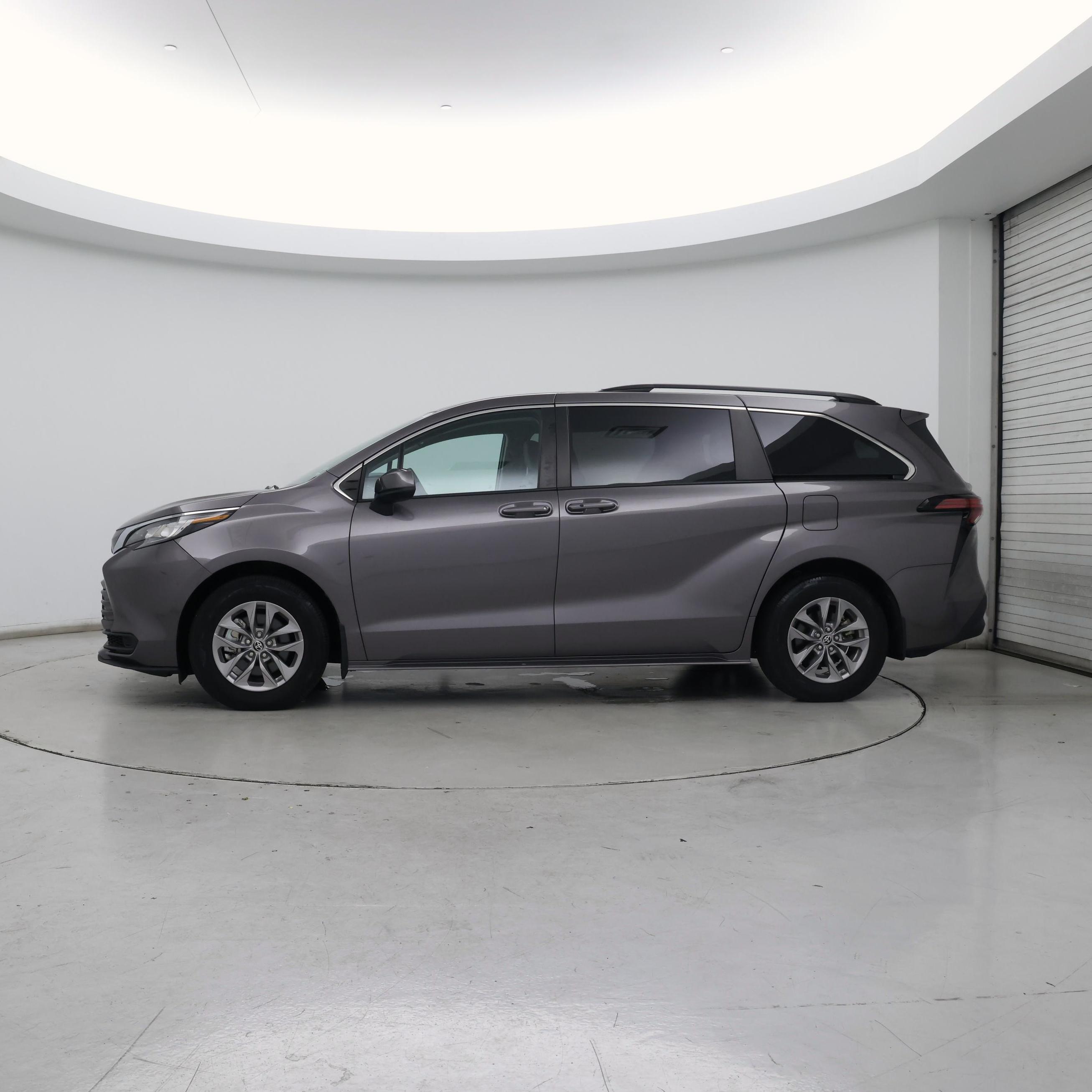 Thumbnail: 2022 Toyota Sienna - 3