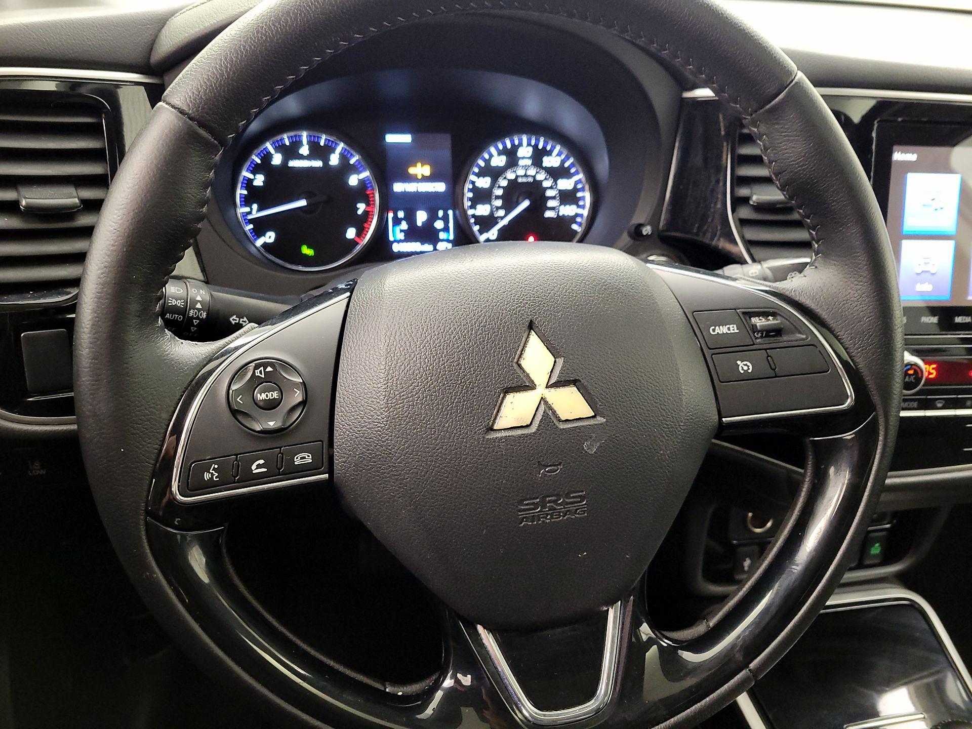 Thumbnail: 2020 Mitsubishi Outlander - 10