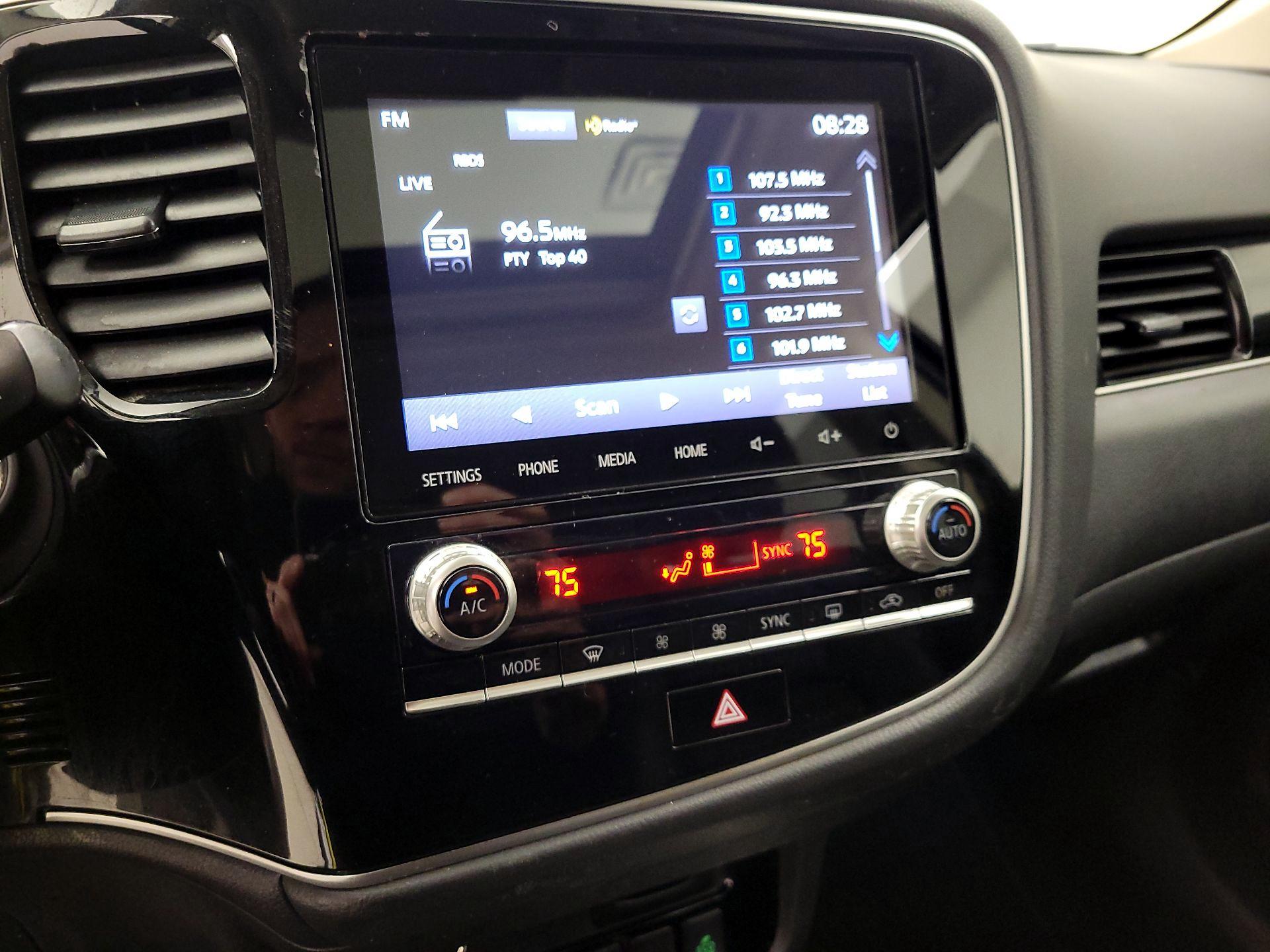 Thumbnail: 2020 Mitsubishi Outlander - 16