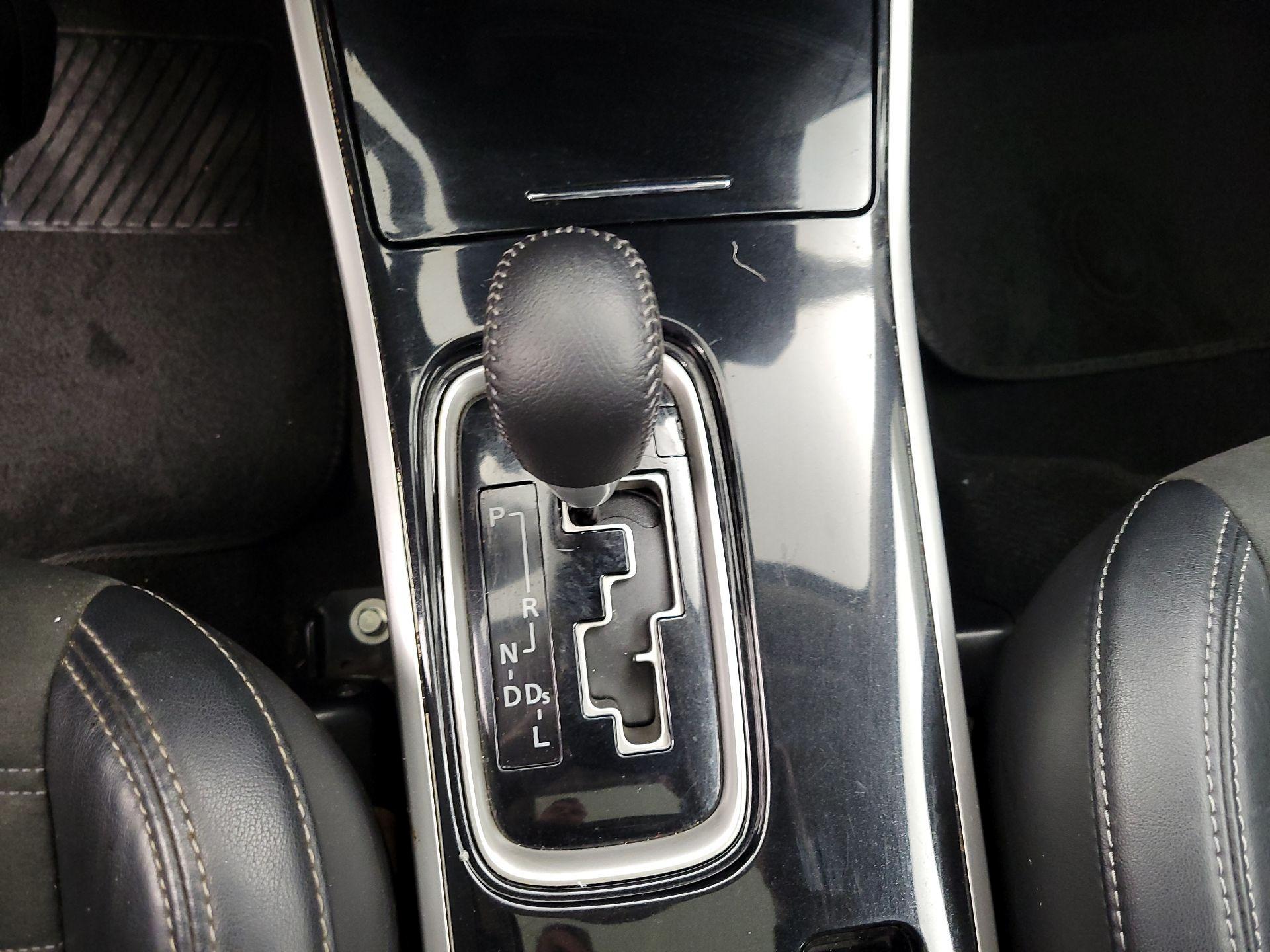 Thumbnail: 2020 Mitsubishi Outlander - 17