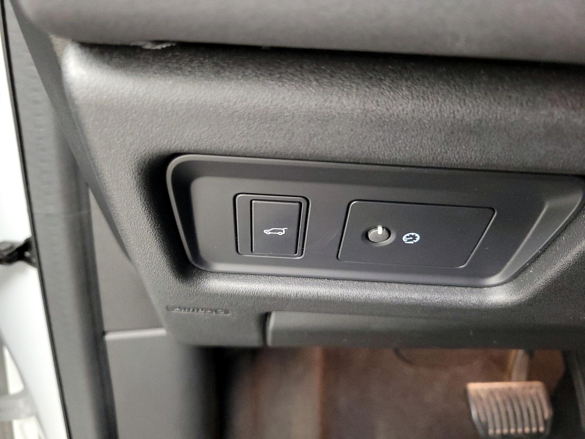 Thumbnail: 2019 Land Rover Discovery Sport - 13