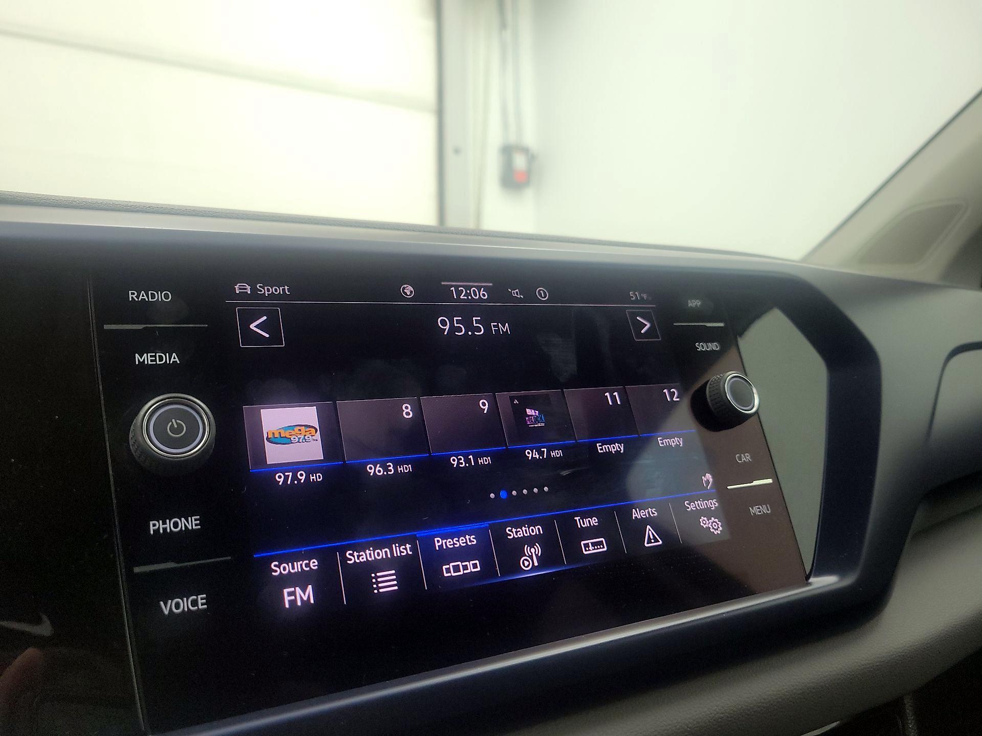 Thumbnail: 2022 Volkswagen Taos - 14