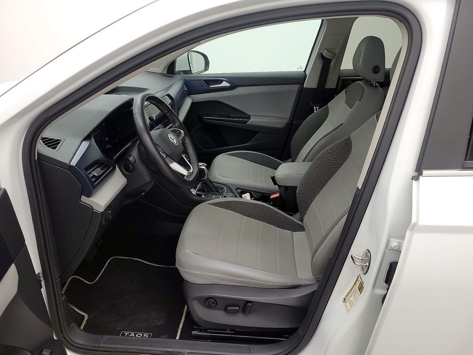 2023 Volkswagen Taos SE - Photo 12