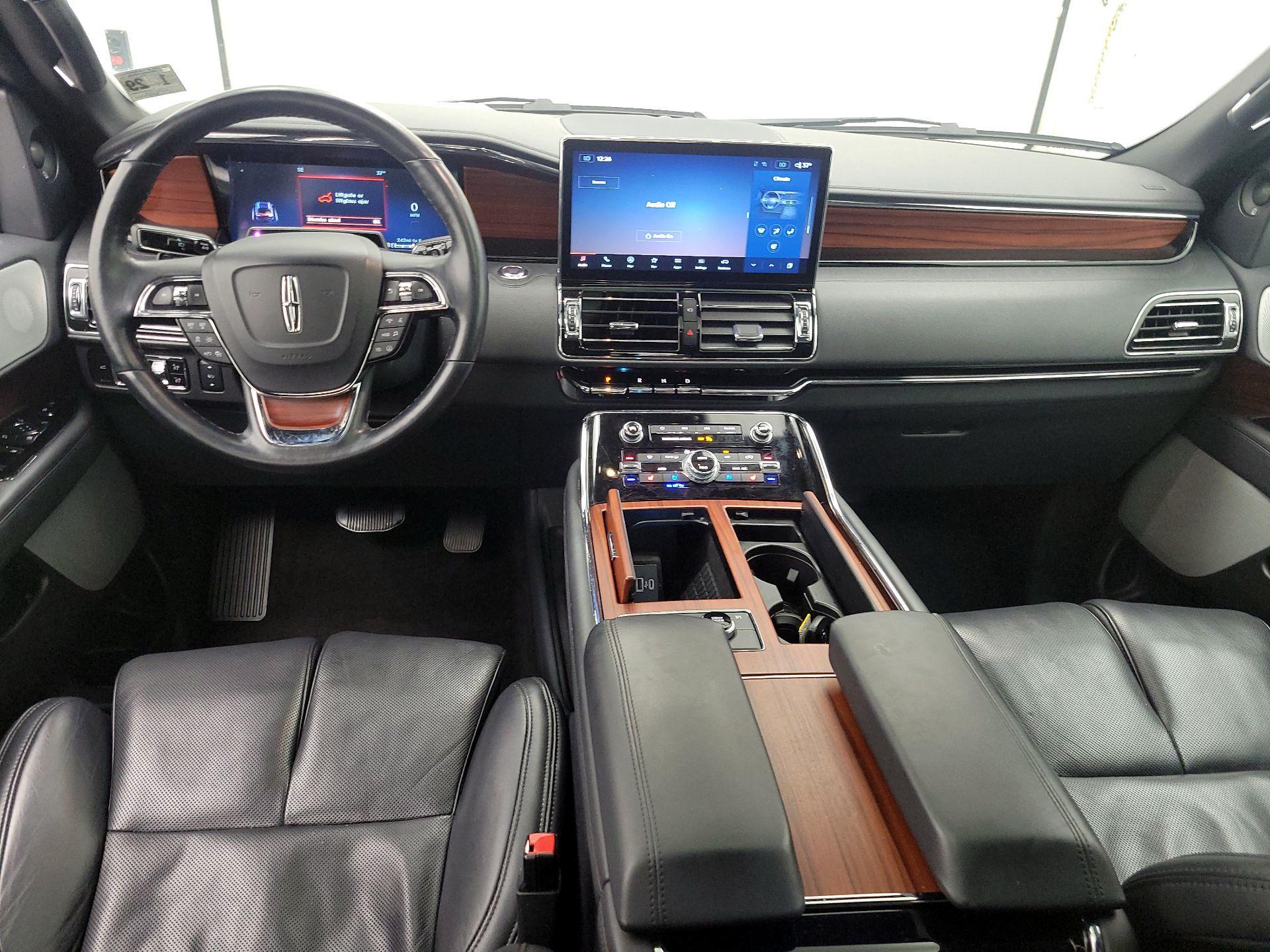 Thumbnail: 2023 Lincoln Navigator L - 9