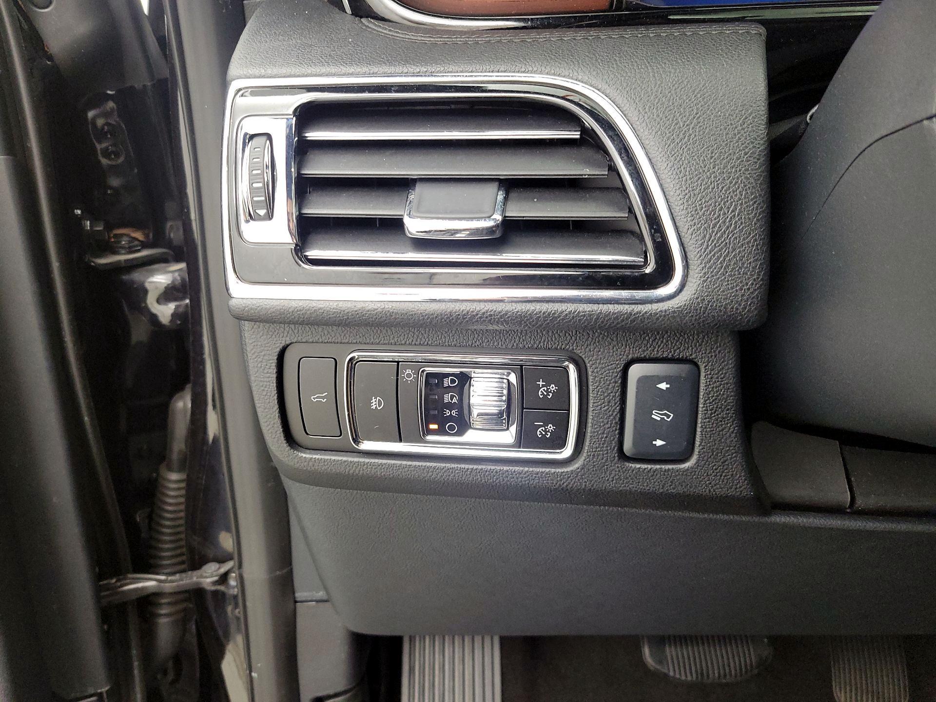 Thumbnail: 2023 Lincoln Navigator L - 13