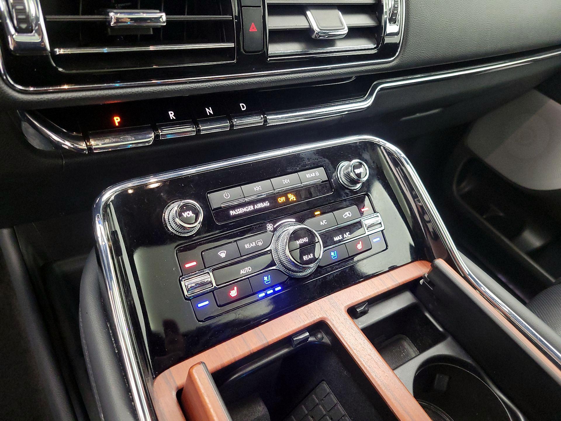 Thumbnail: 2023 Lincoln Navigator L - 16