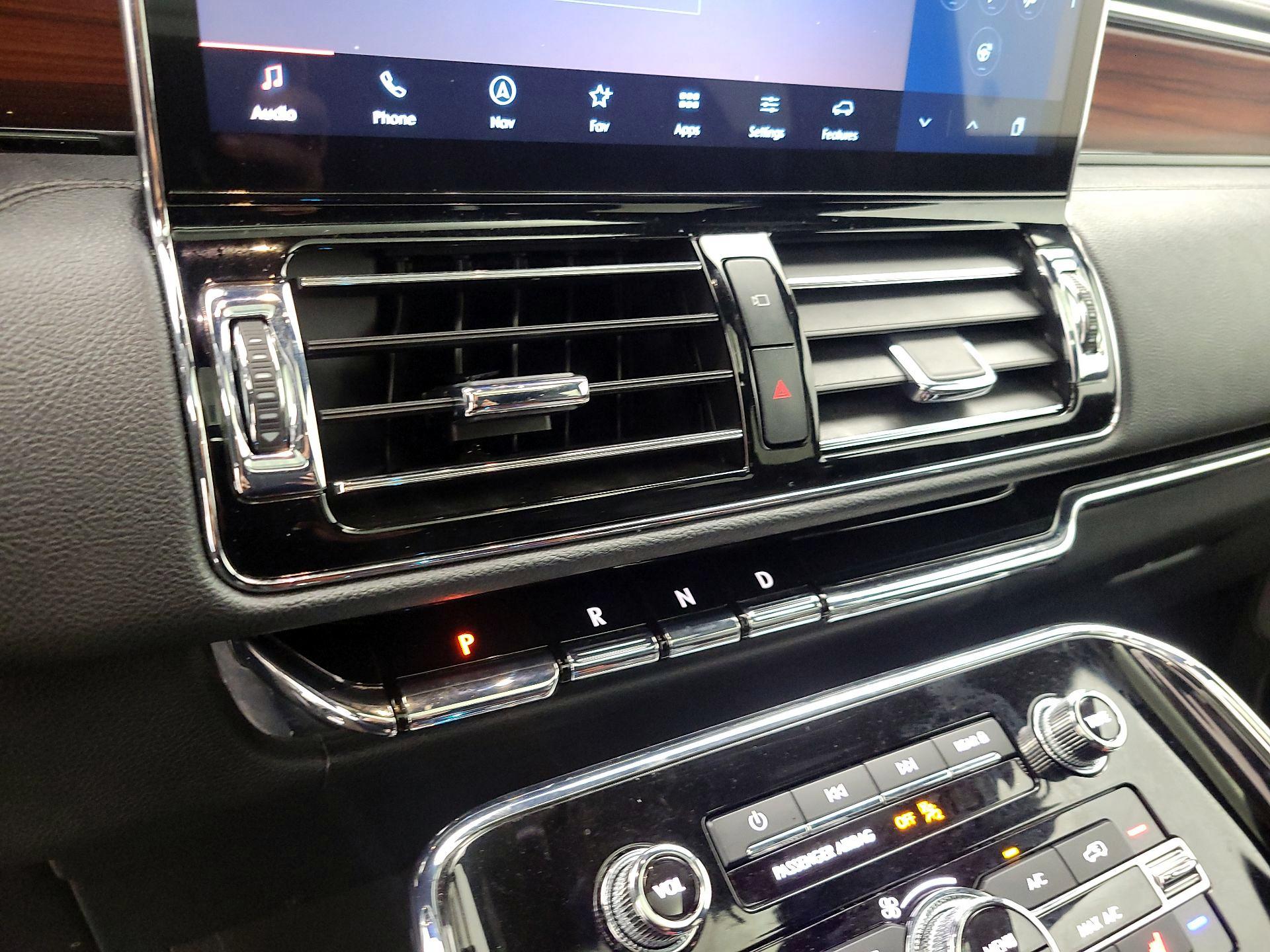 Thumbnail: 2023 Lincoln Navigator L - 17