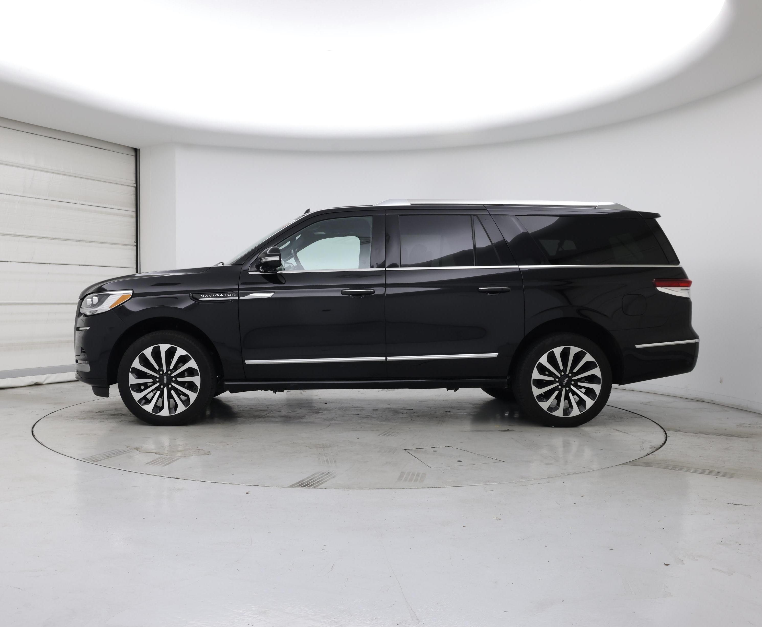 Thumbnail: 2023 Lincoln Navigator L - 3