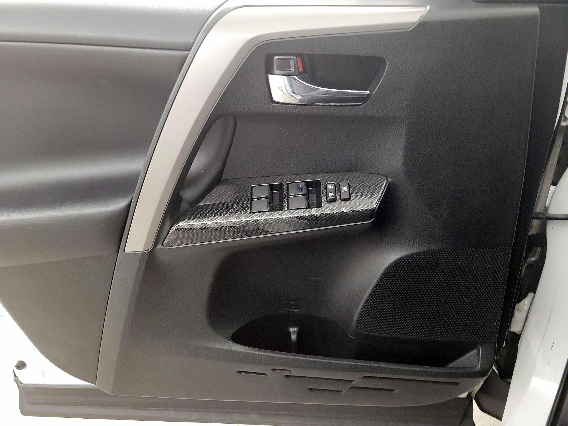 Thumbnail: 2018 Toyota RAV4 - 12