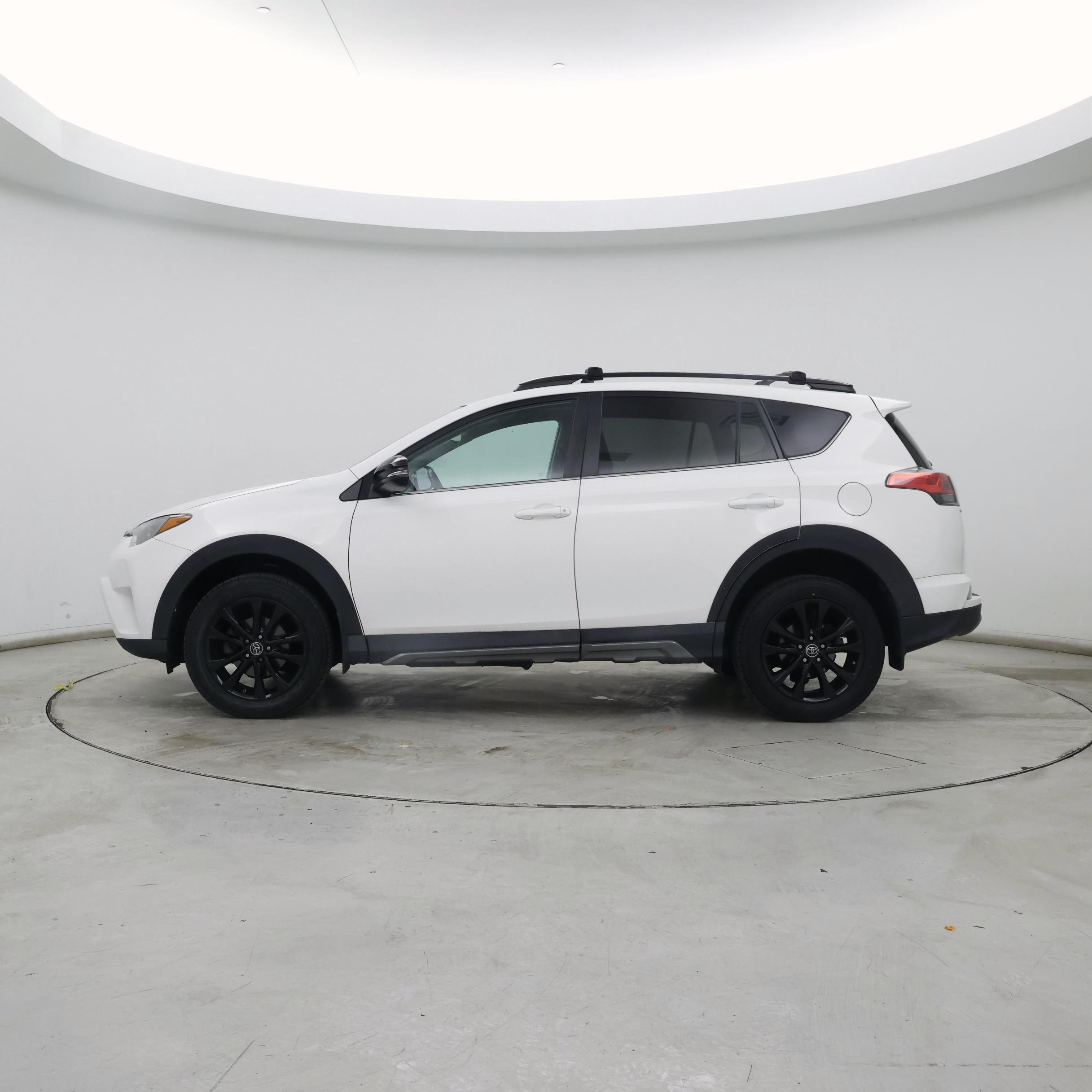 Thumbnail: 2018 Toyota RAV4 - 3