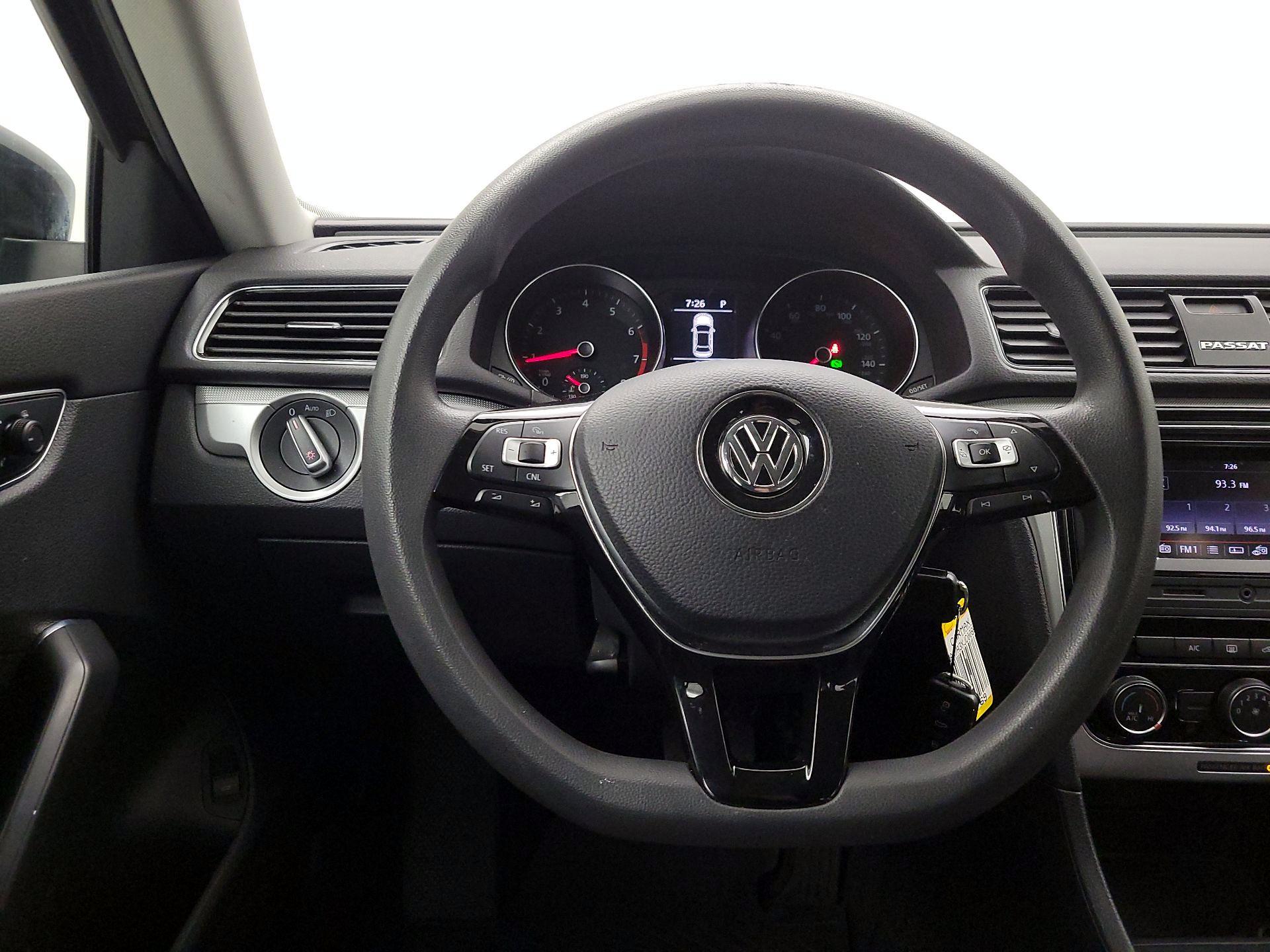 Thumbnail: 2018 Volkswagen Passat - 10