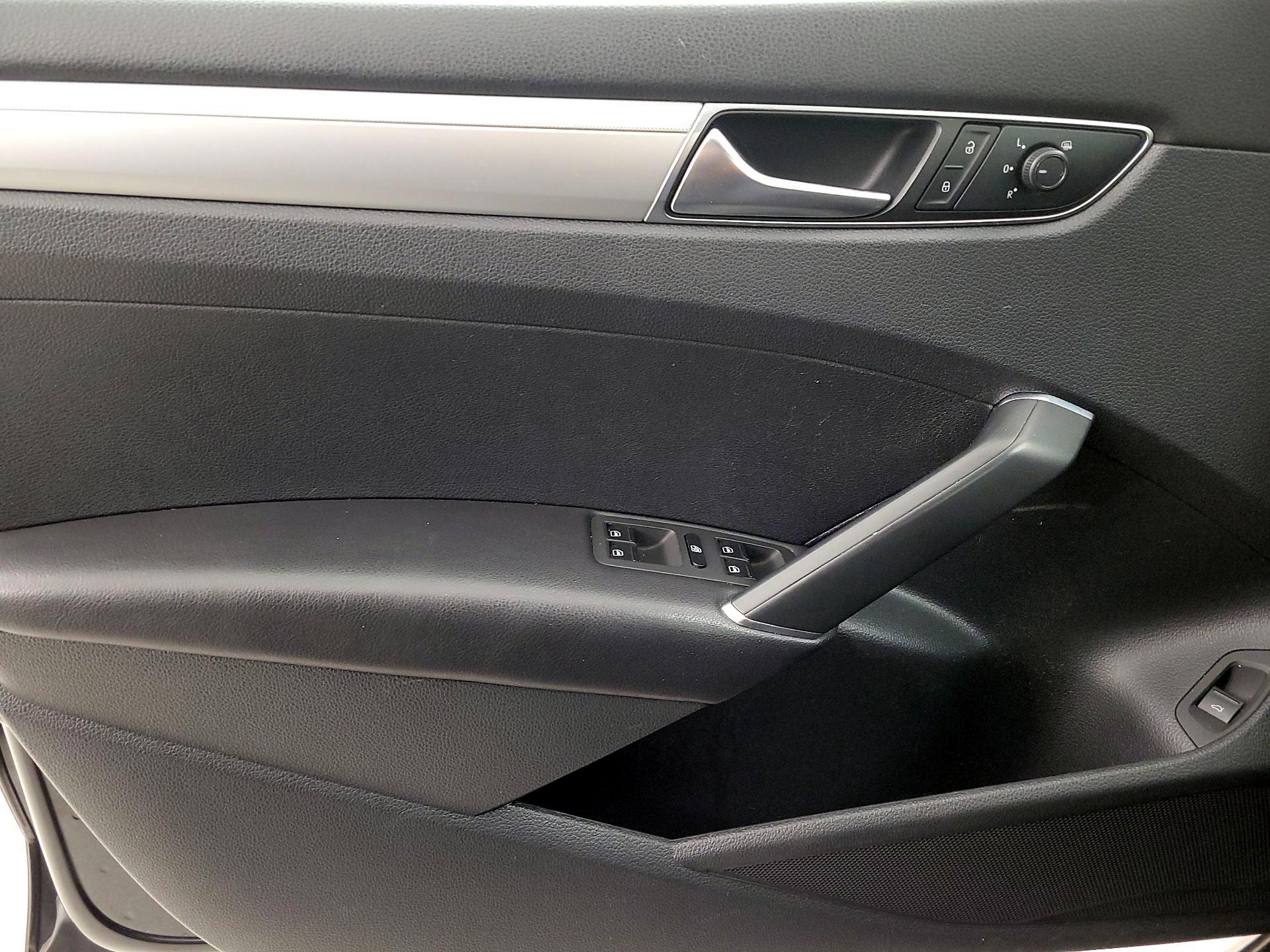 Thumbnail: 2018 Volkswagen Passat - 12