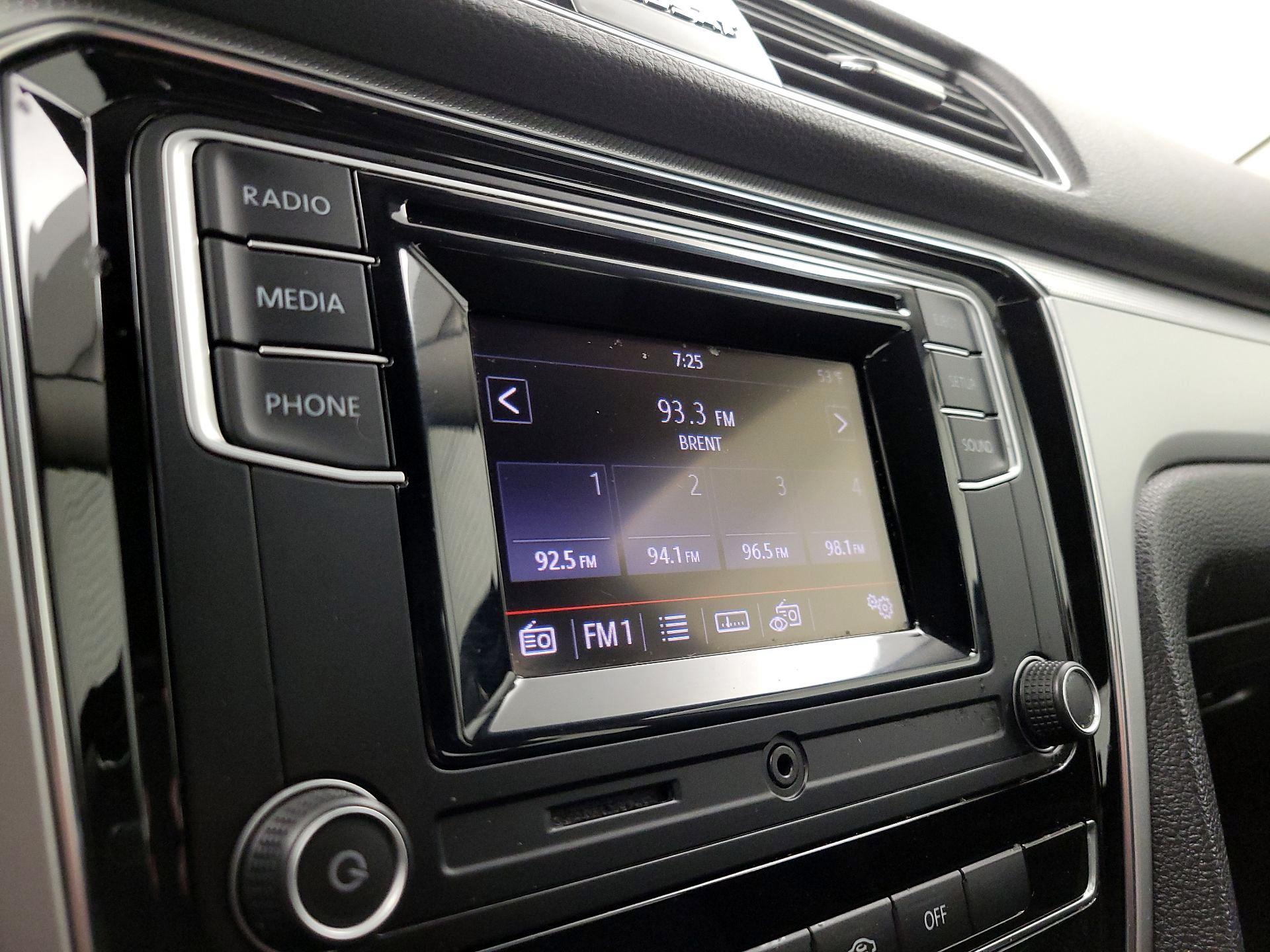 Thumbnail: 2018 Volkswagen Passat - 15