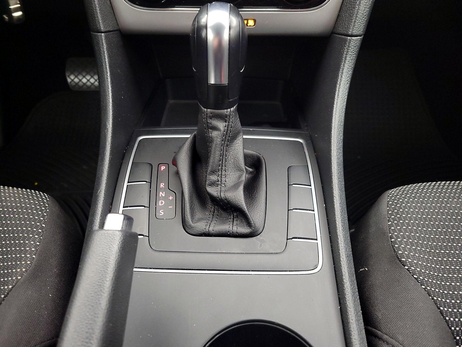 Thumbnail: 2018 Volkswagen Passat - 17