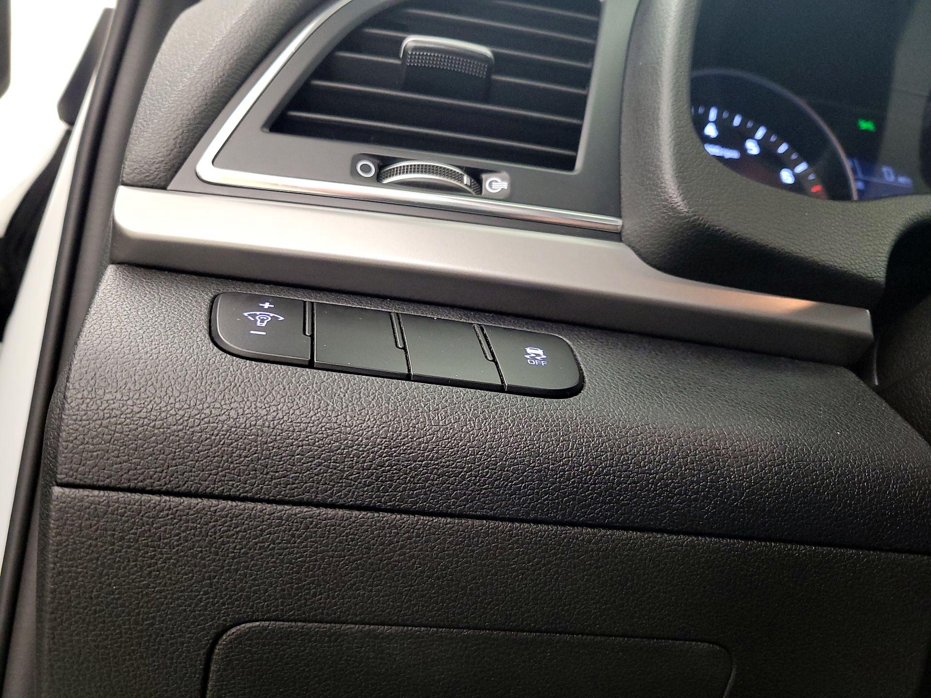 Thumbnail: 2018 Hyundai Elantra - 13