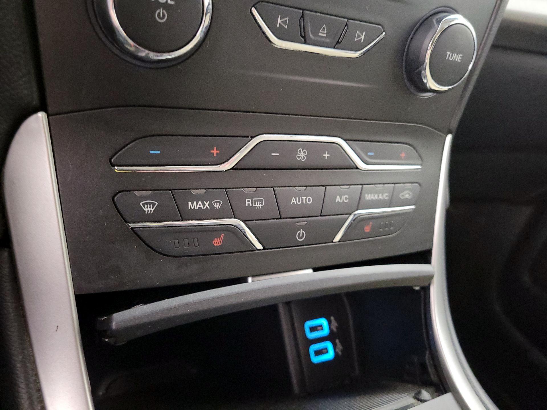 Thumbnail: 2016 Ford Edge - 16