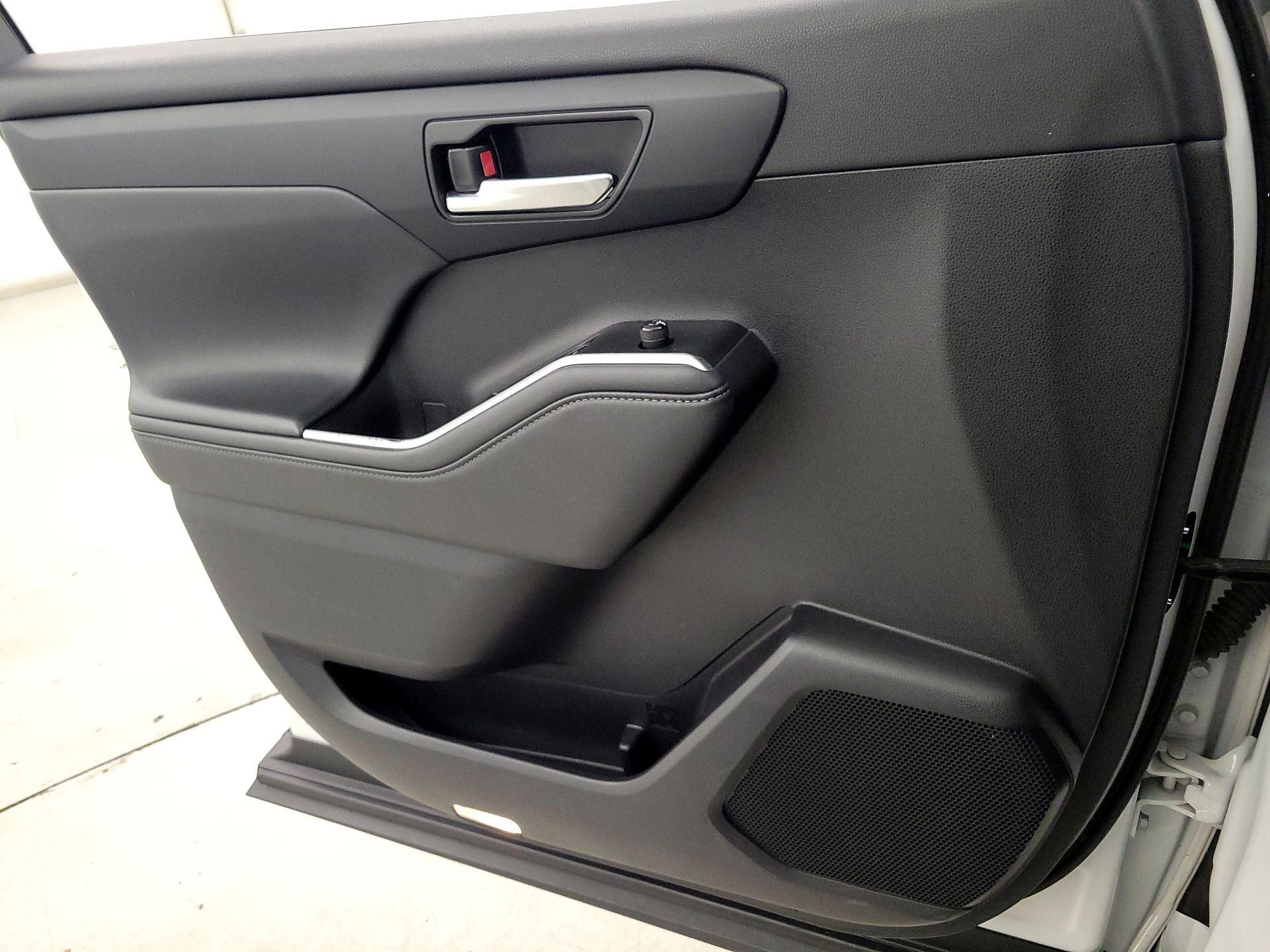 Thumbnail: 2022 Toyota Highlander - 12