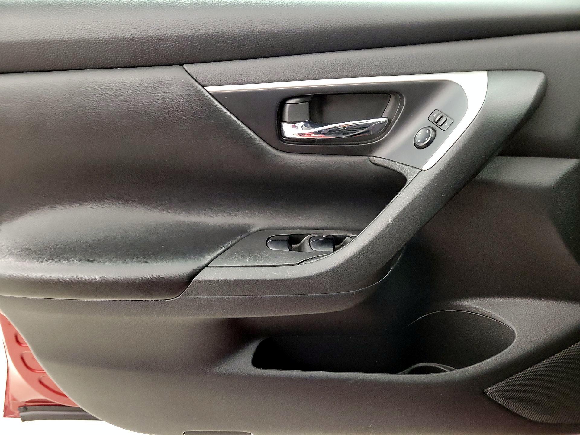 Thumbnail: 2017 Nissan Altima - 12