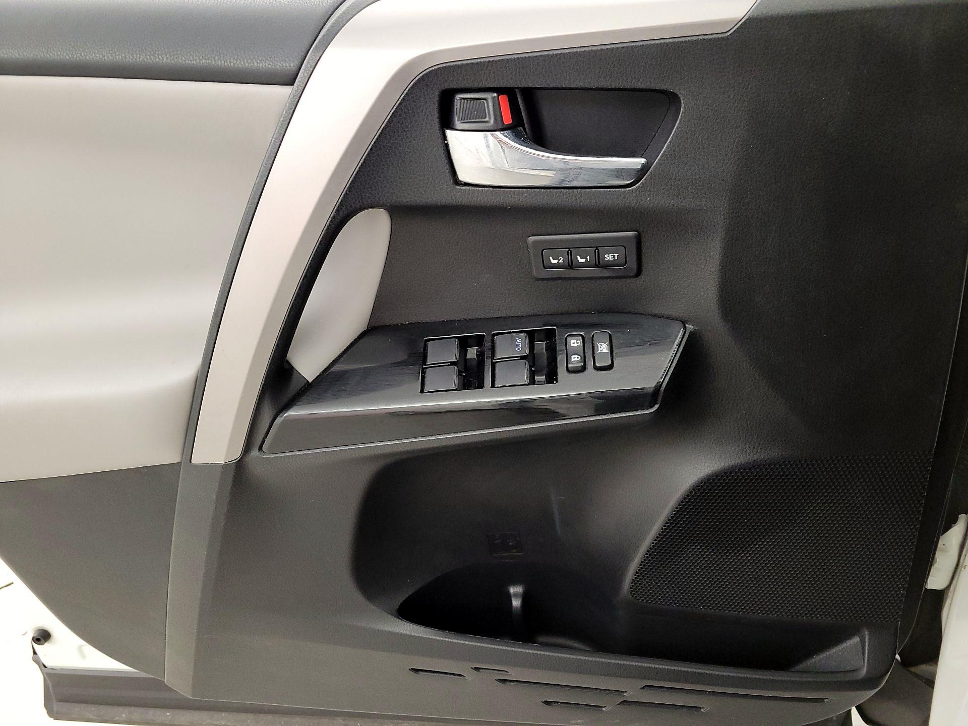 Thumbnail: 2016 Toyota RAV4 - 12