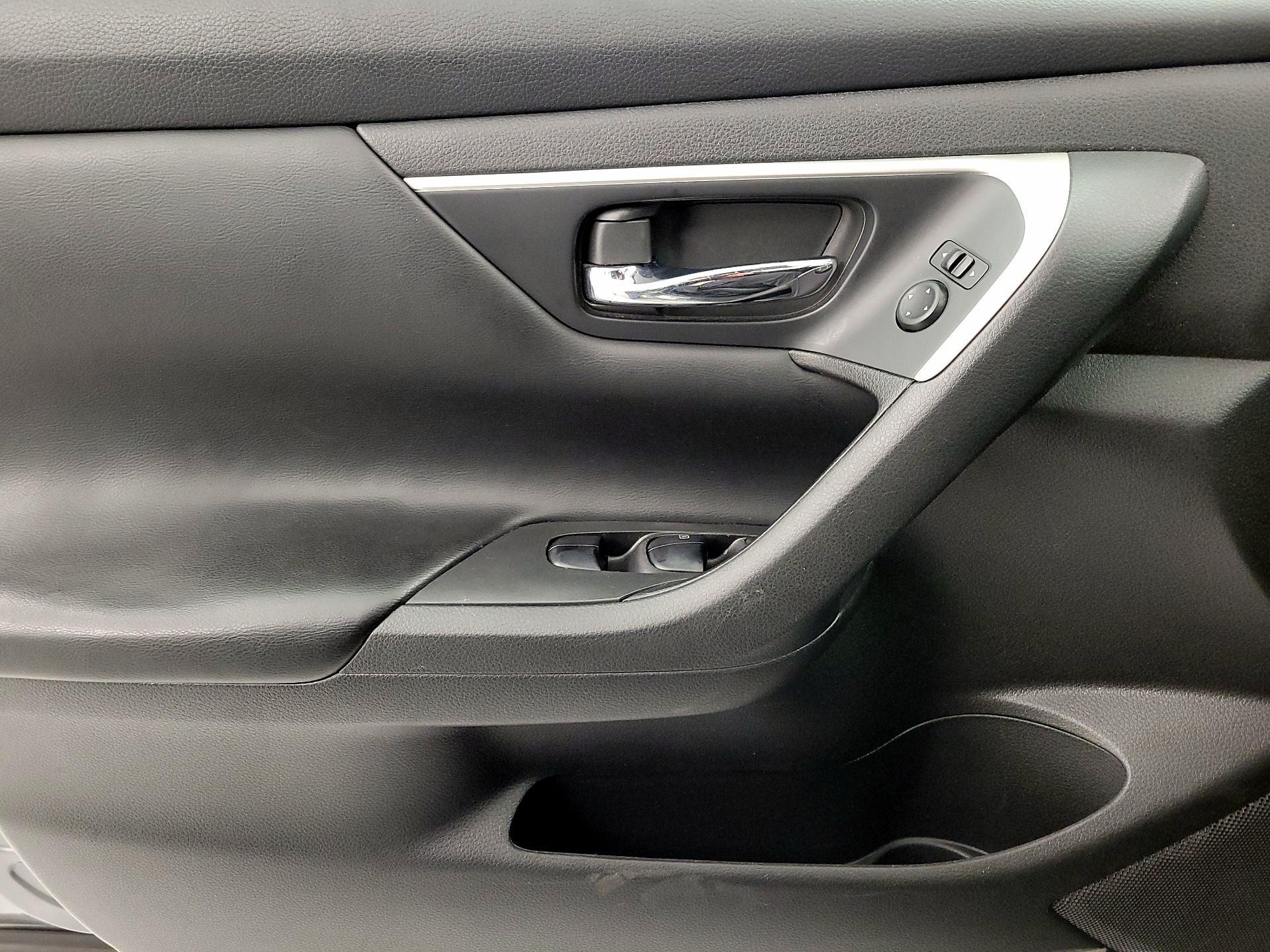 Thumbnail: 2017 Nissan Altima - 12