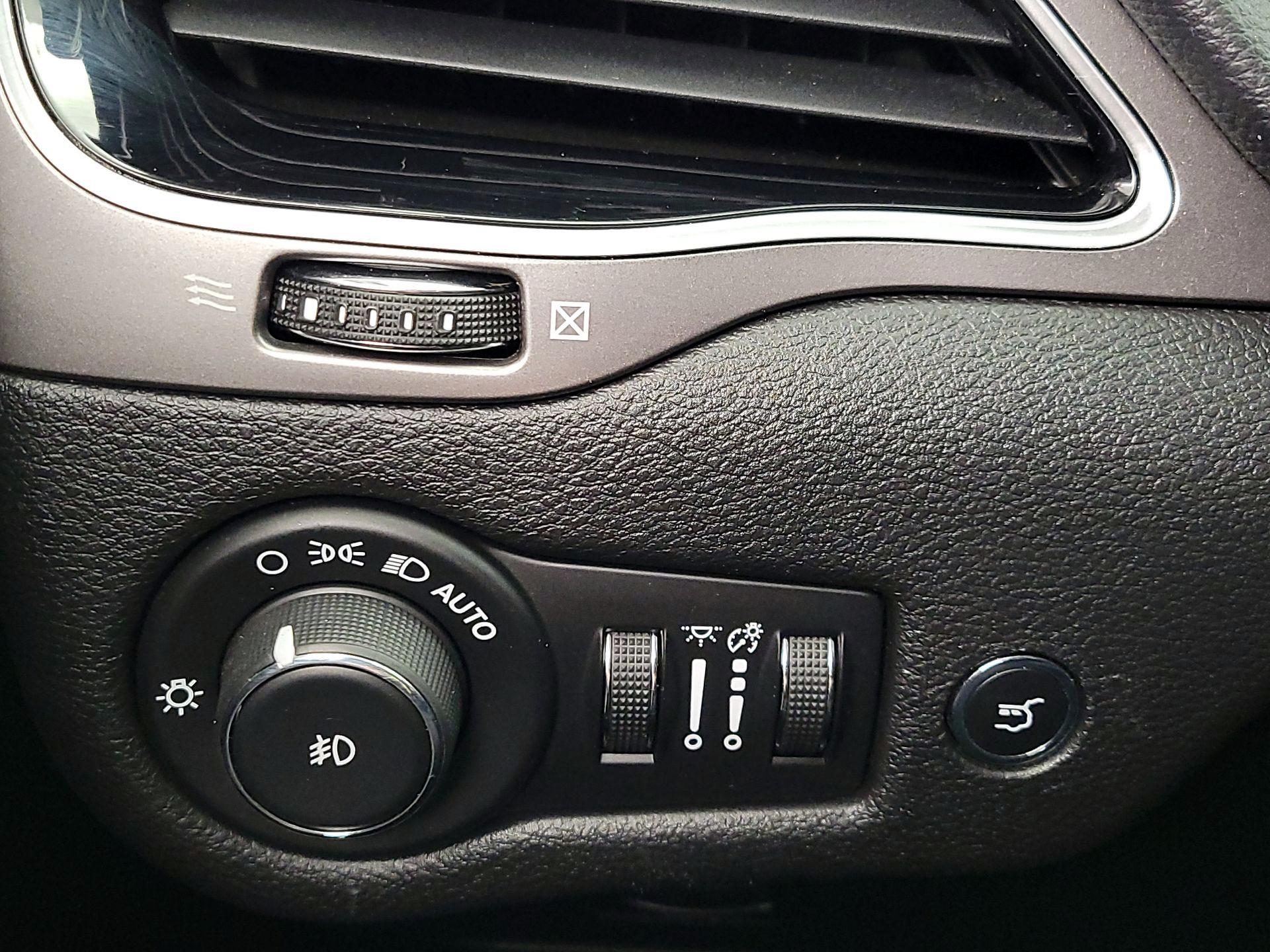 Thumbnail: 2020 Jeep Cherokee - 13