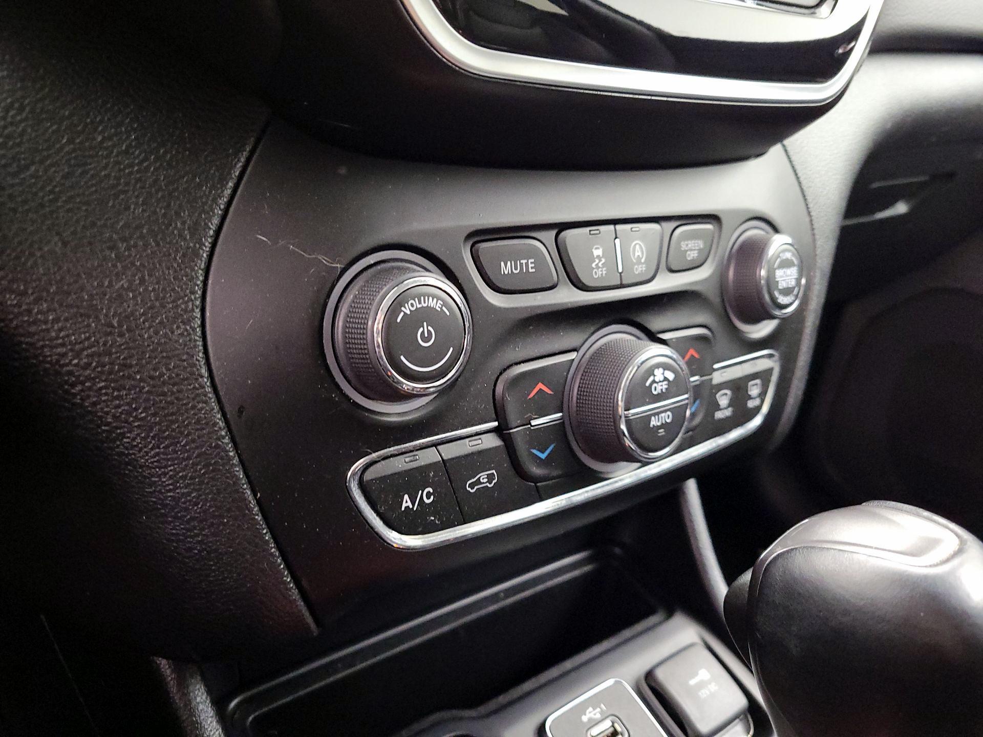 Thumbnail: 2020 Jeep Cherokee - 16