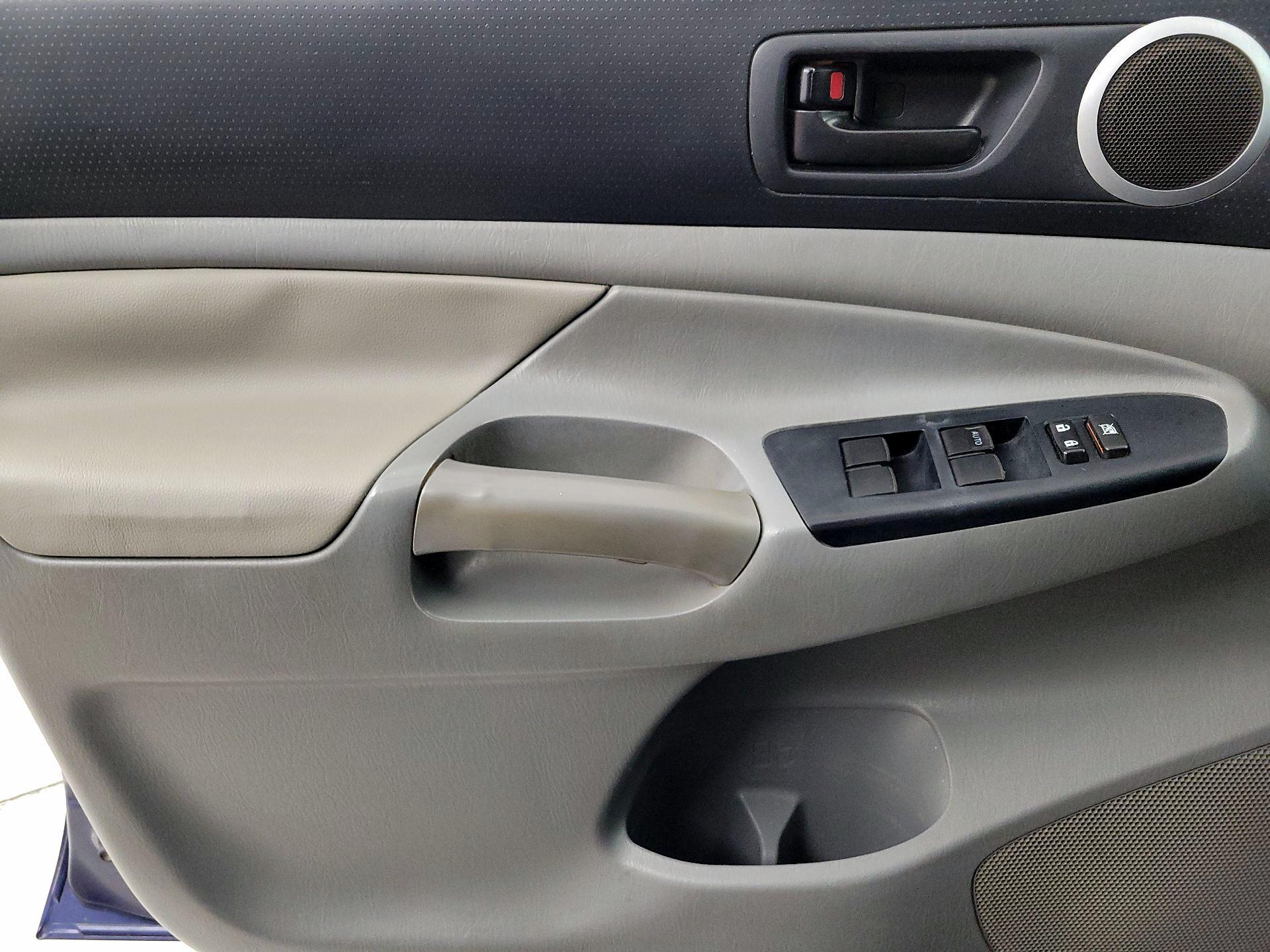 Thumbnail: 2015 Toyota Tacoma - 12