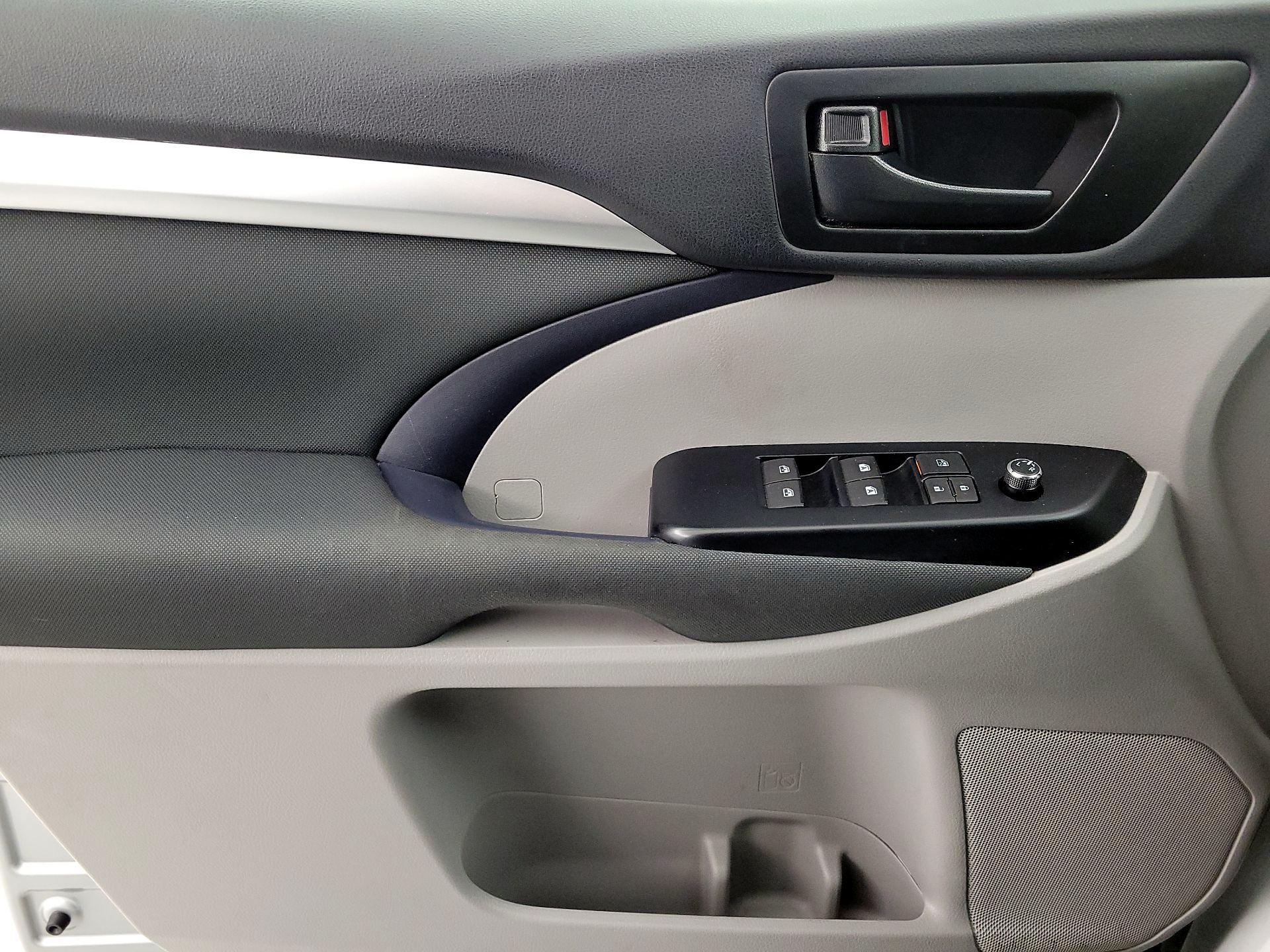 Thumbnail: 2019 Toyota Highlander - 12