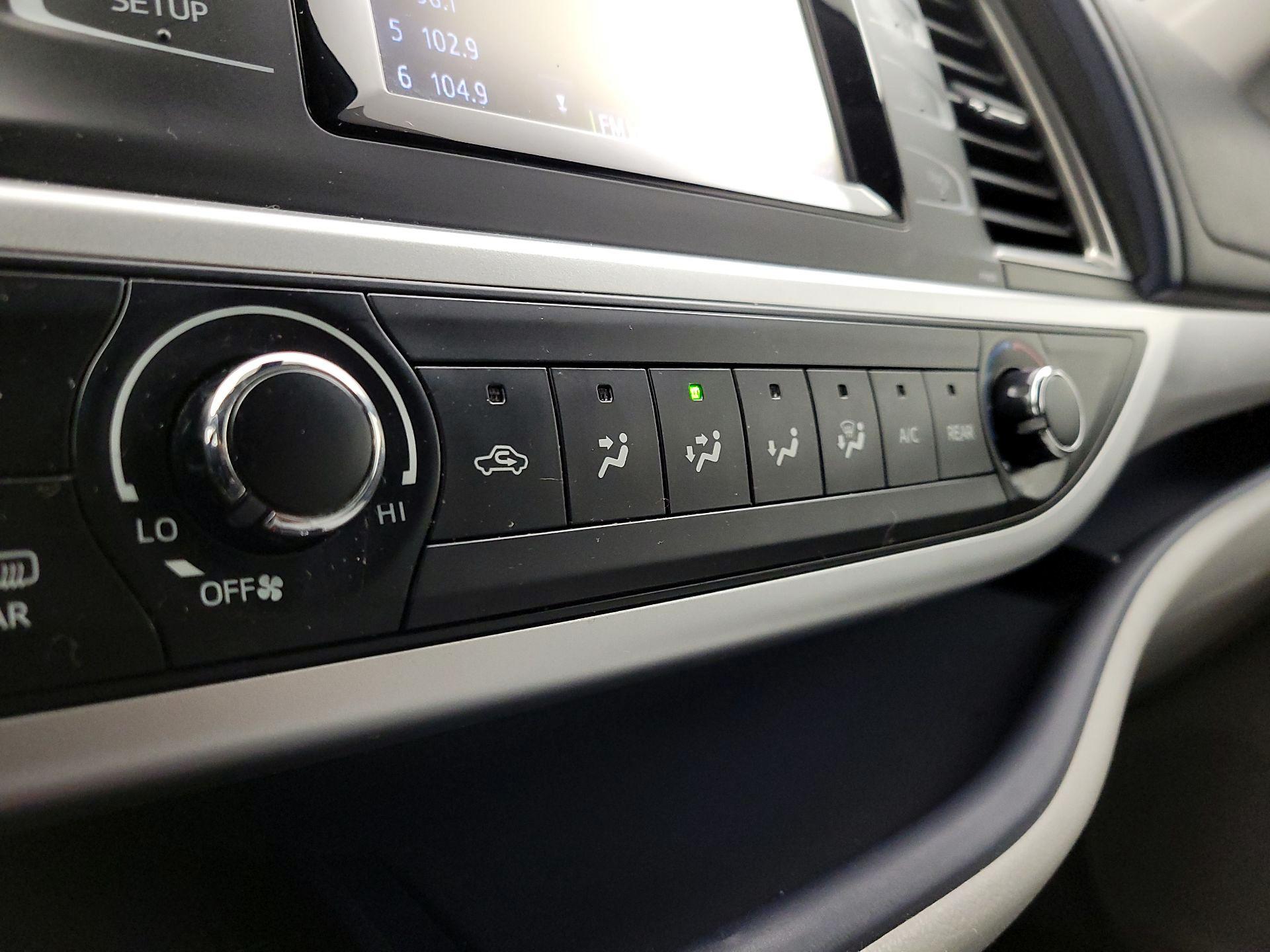 Thumbnail: 2019 Toyota Highlander - 16