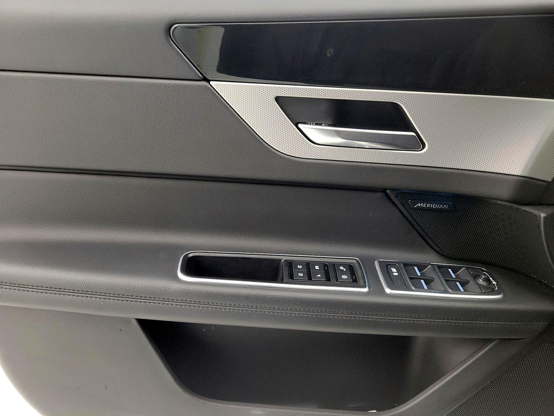 Thumbnail: 2016 Jaguar XF - 12