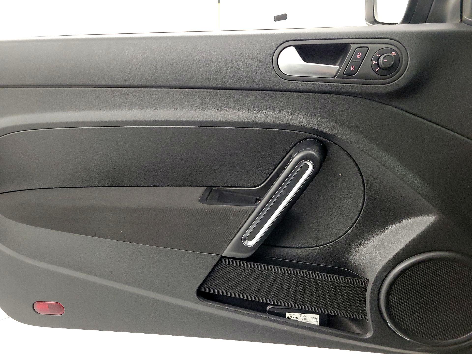 Thumbnail: 2016 Volkswagen Beetle - 12