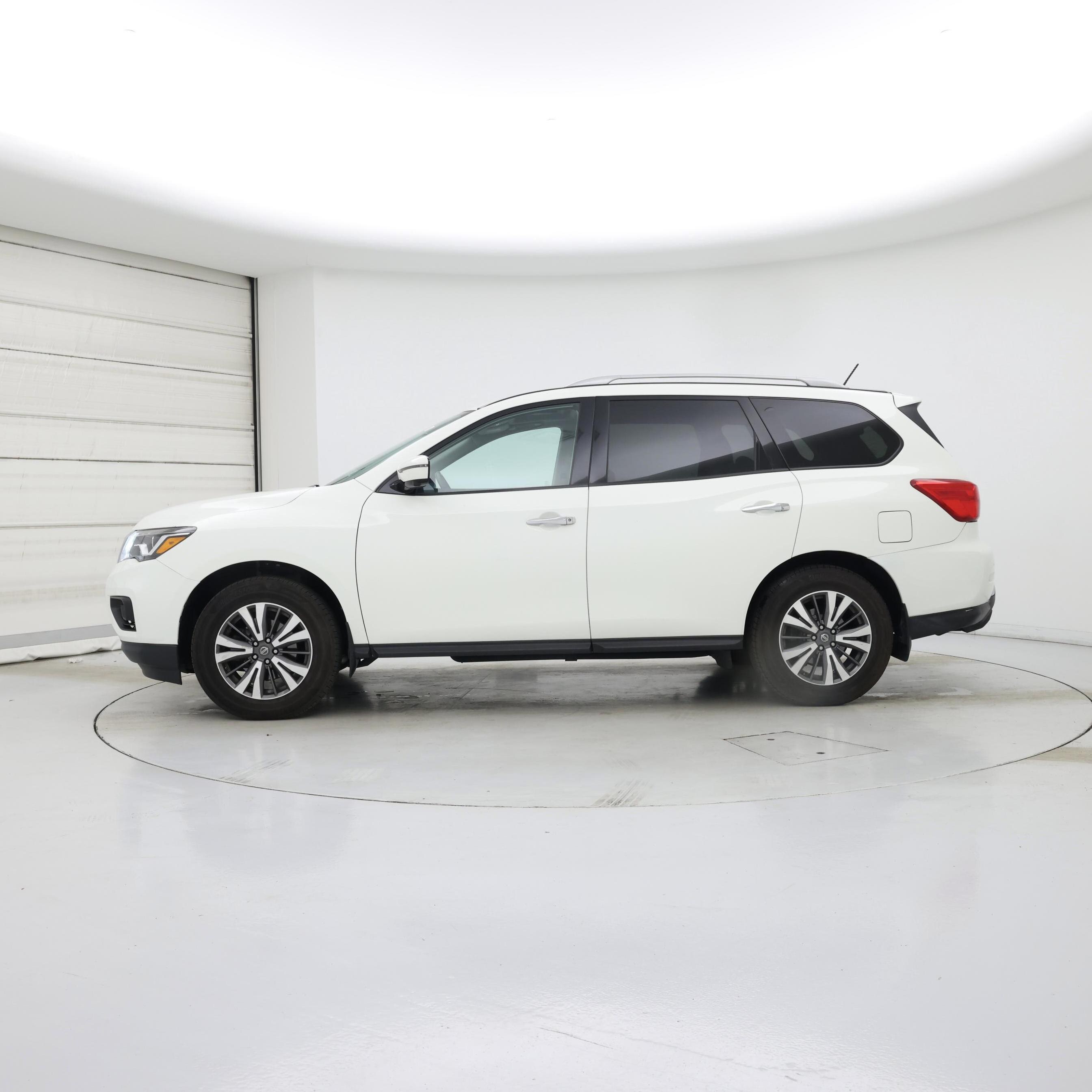 Thumbnail: 2017 Nissan Pathfinder - 3