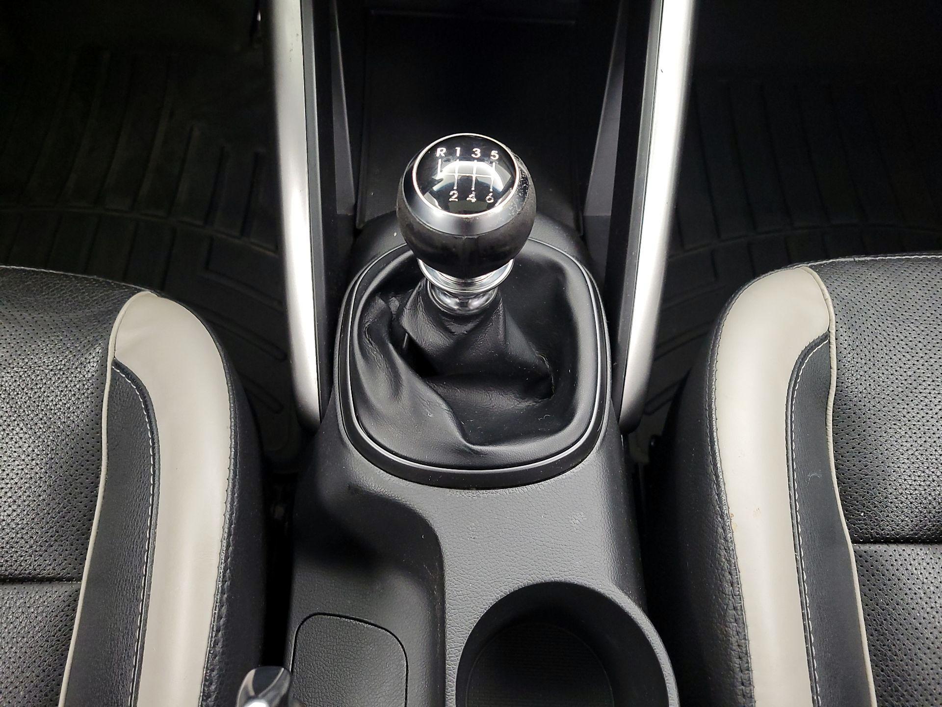 Thumbnail: 2015 Hyundai Veloster - 18