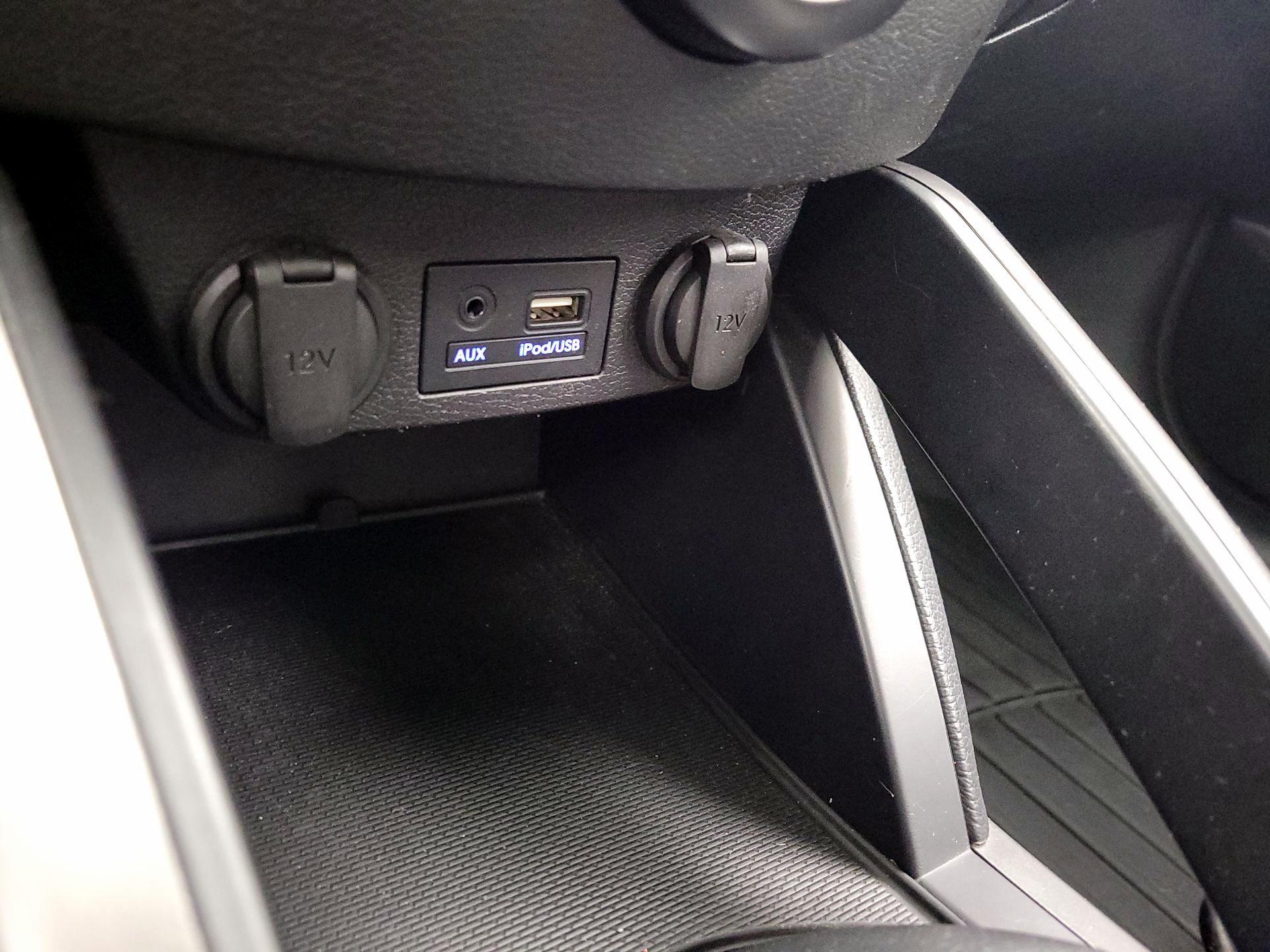 Thumbnail: 2015 Hyundai Veloster - 19