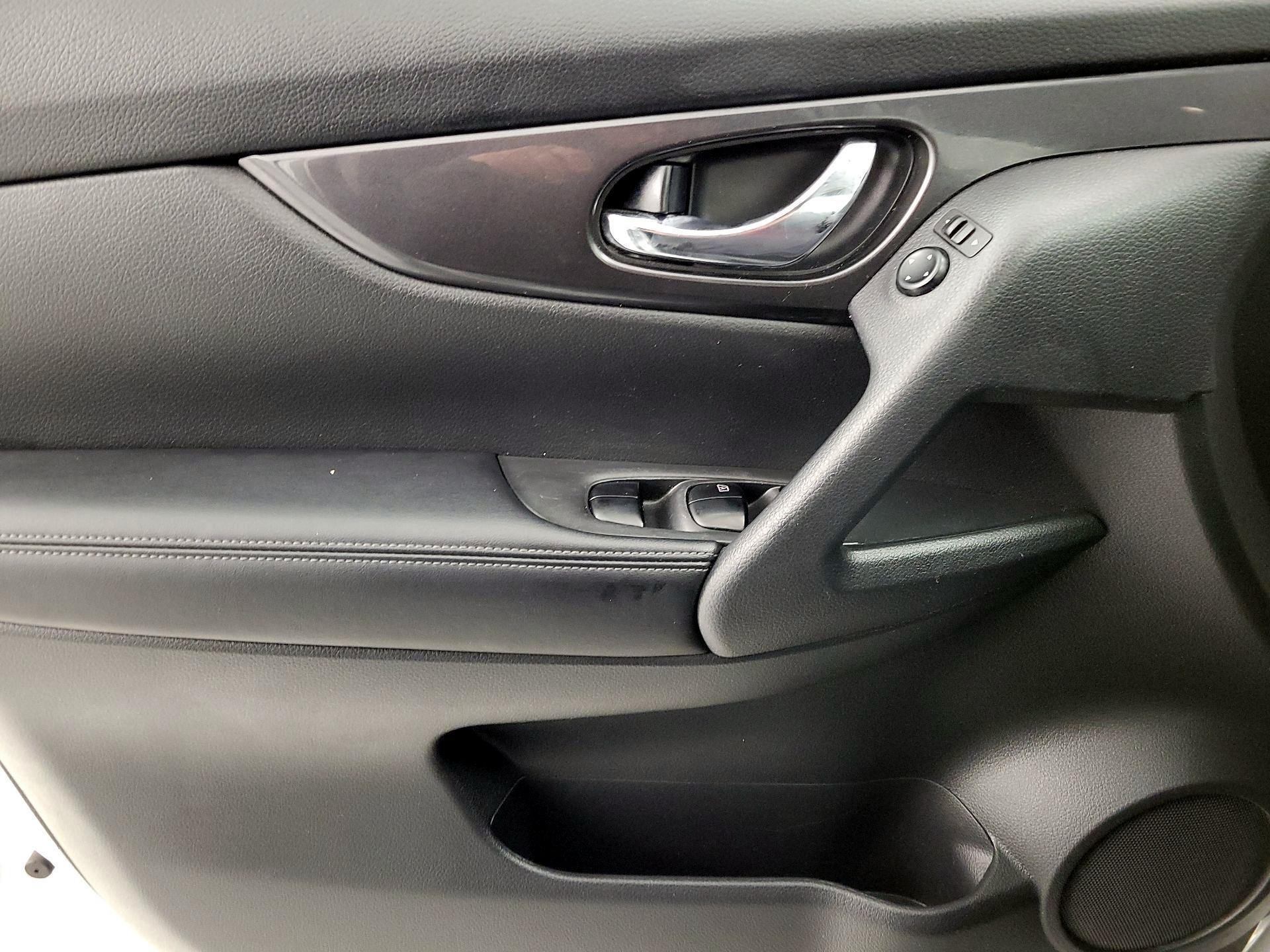 Thumbnail: 2018 Nissan Rogue - 12